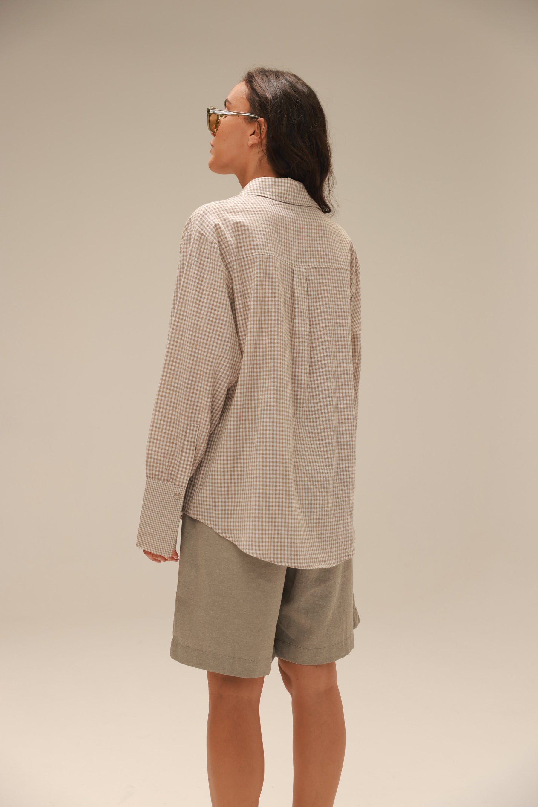 חולצת קים מכופתרת בז'