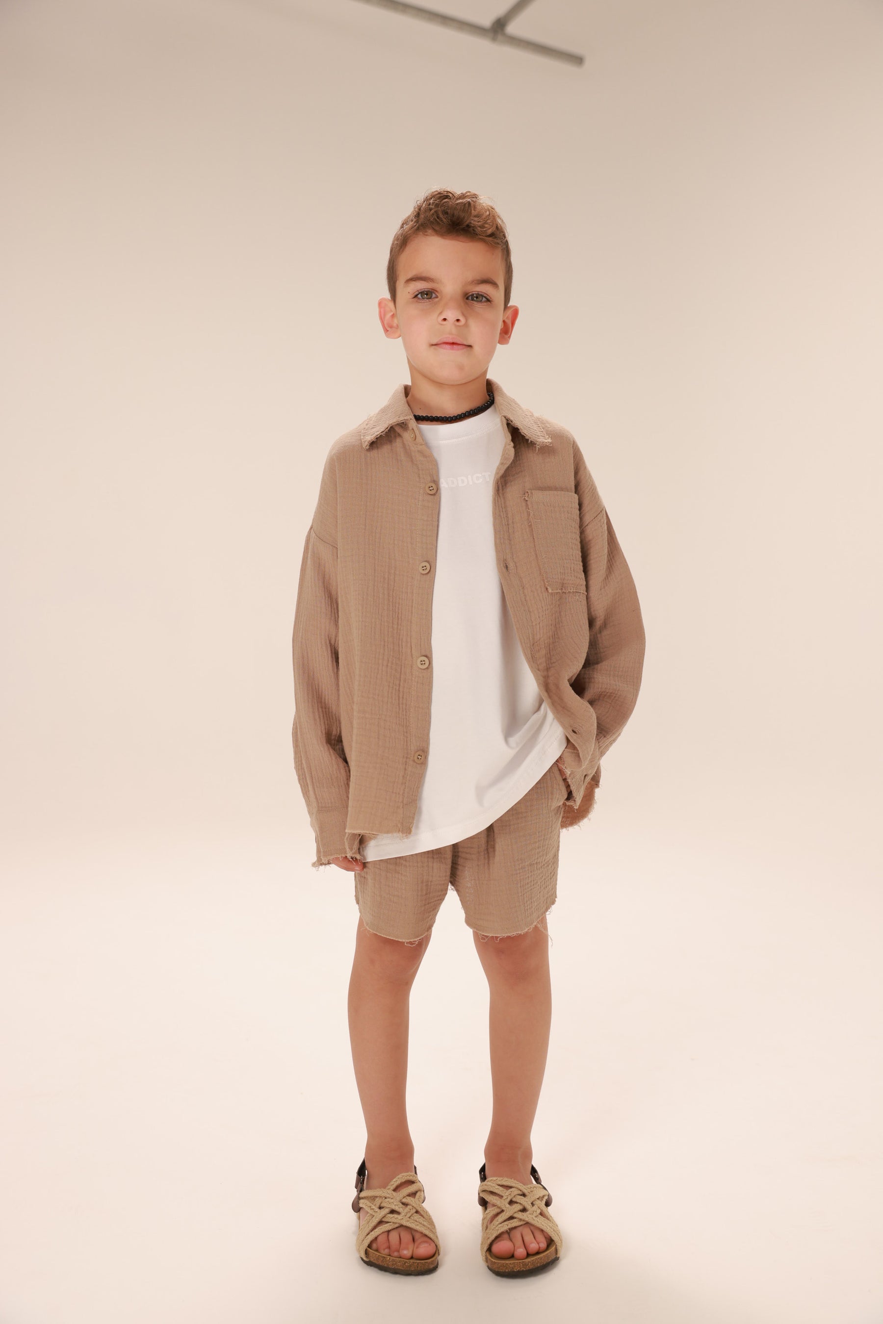 חליפת טראוויס חאקי