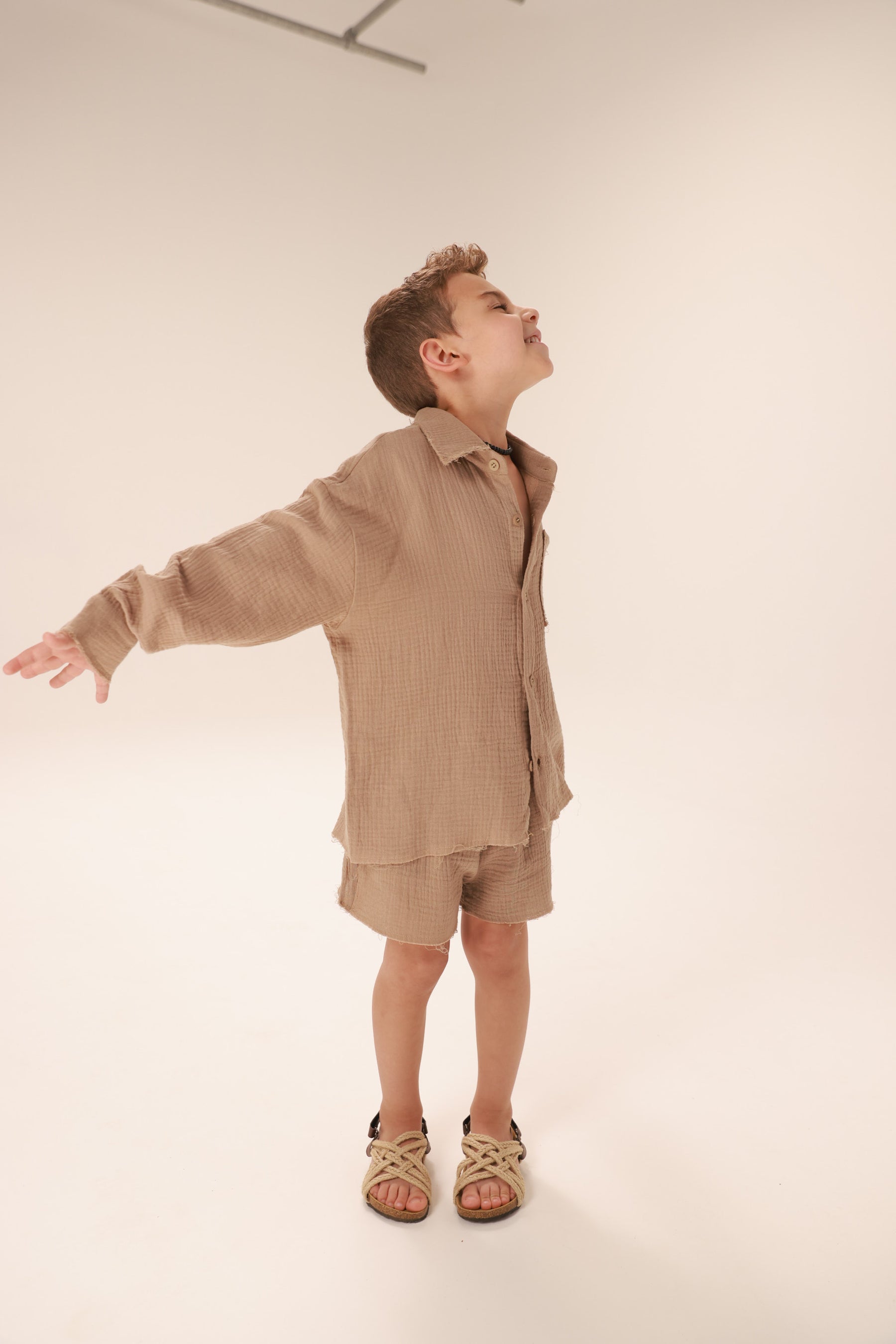 חליפת טראוויס חאקי