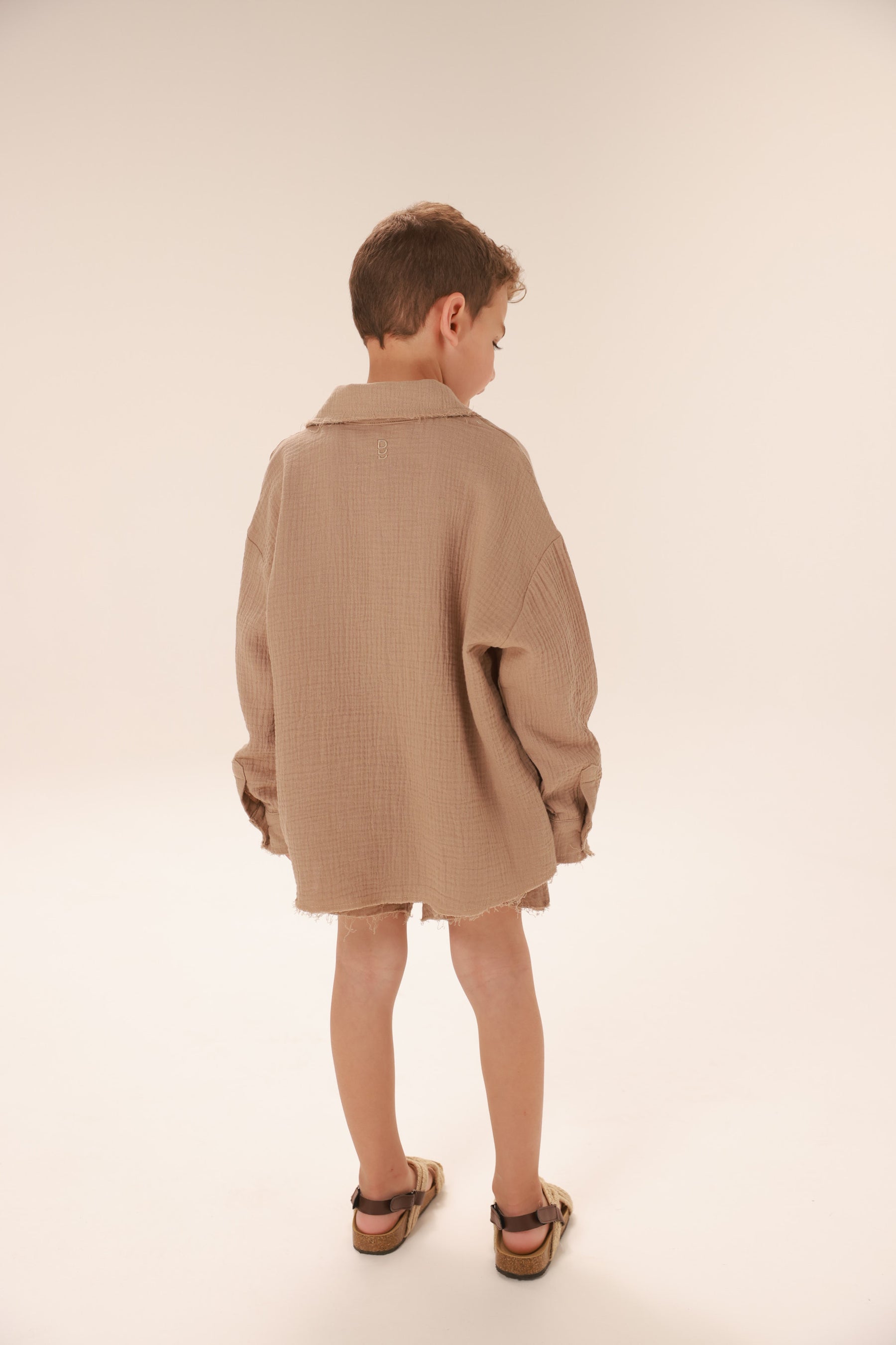 חליפת טראוויס חאקי