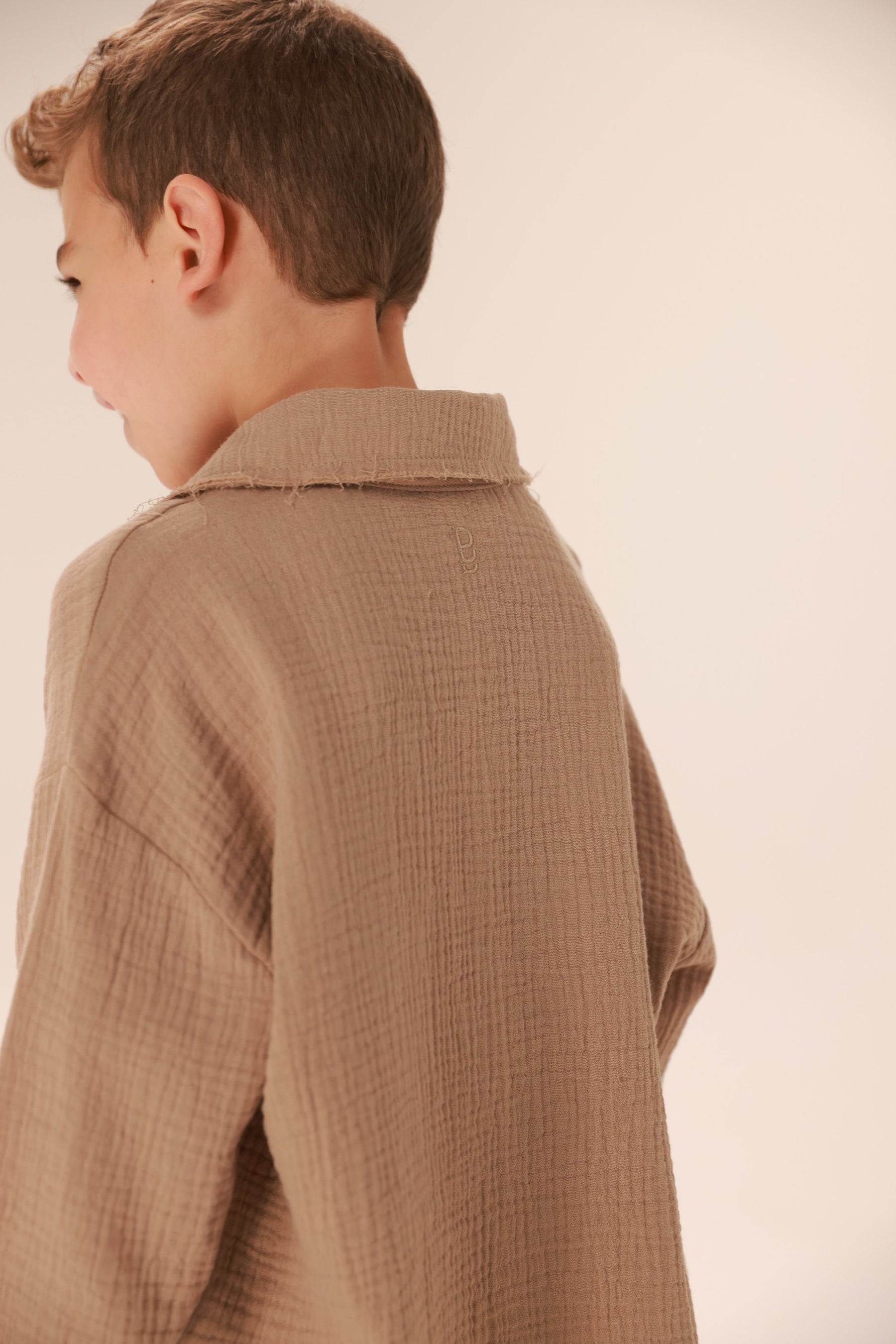 חליפת טראוויס חאקי