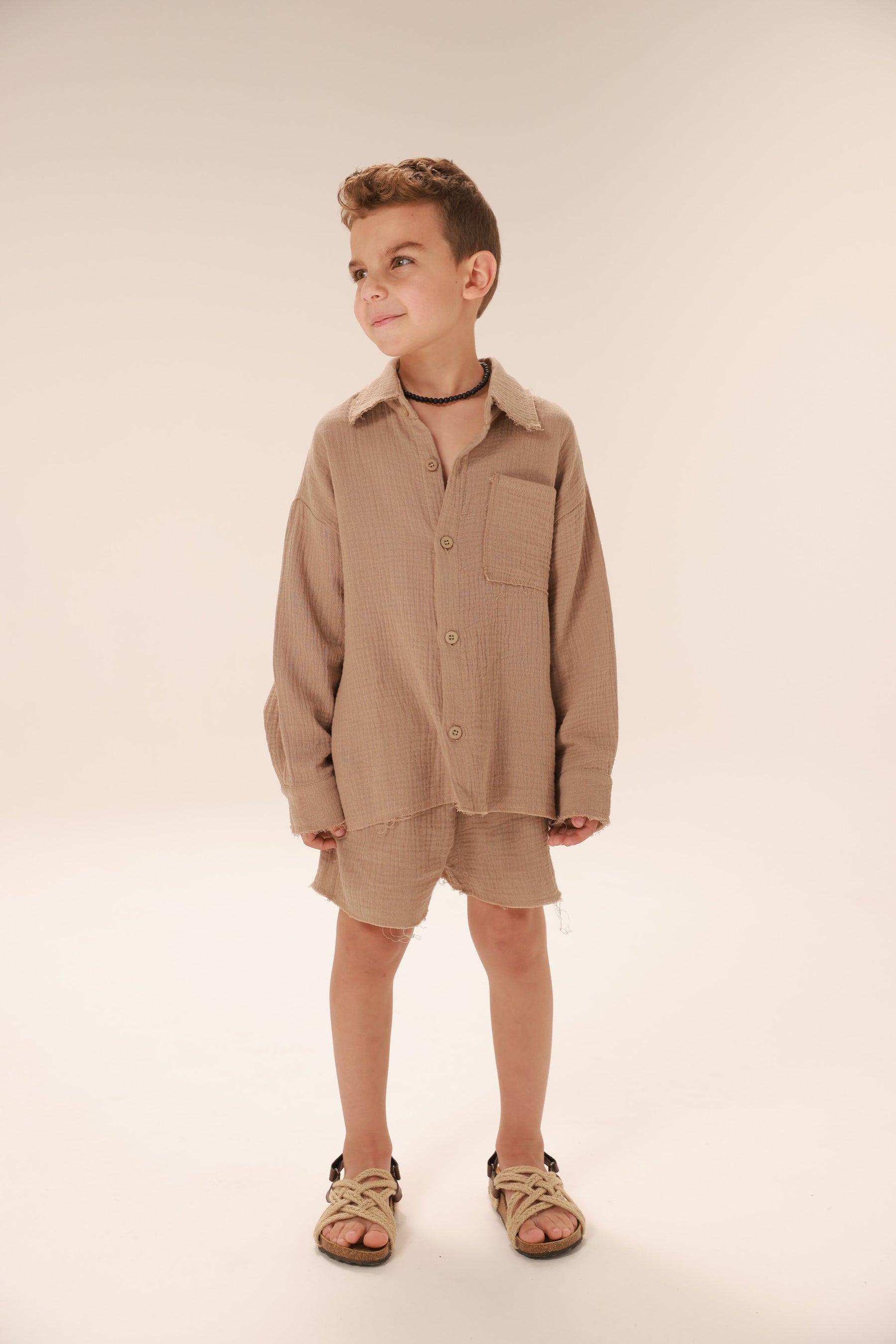 חליפת טראוויס חאקי