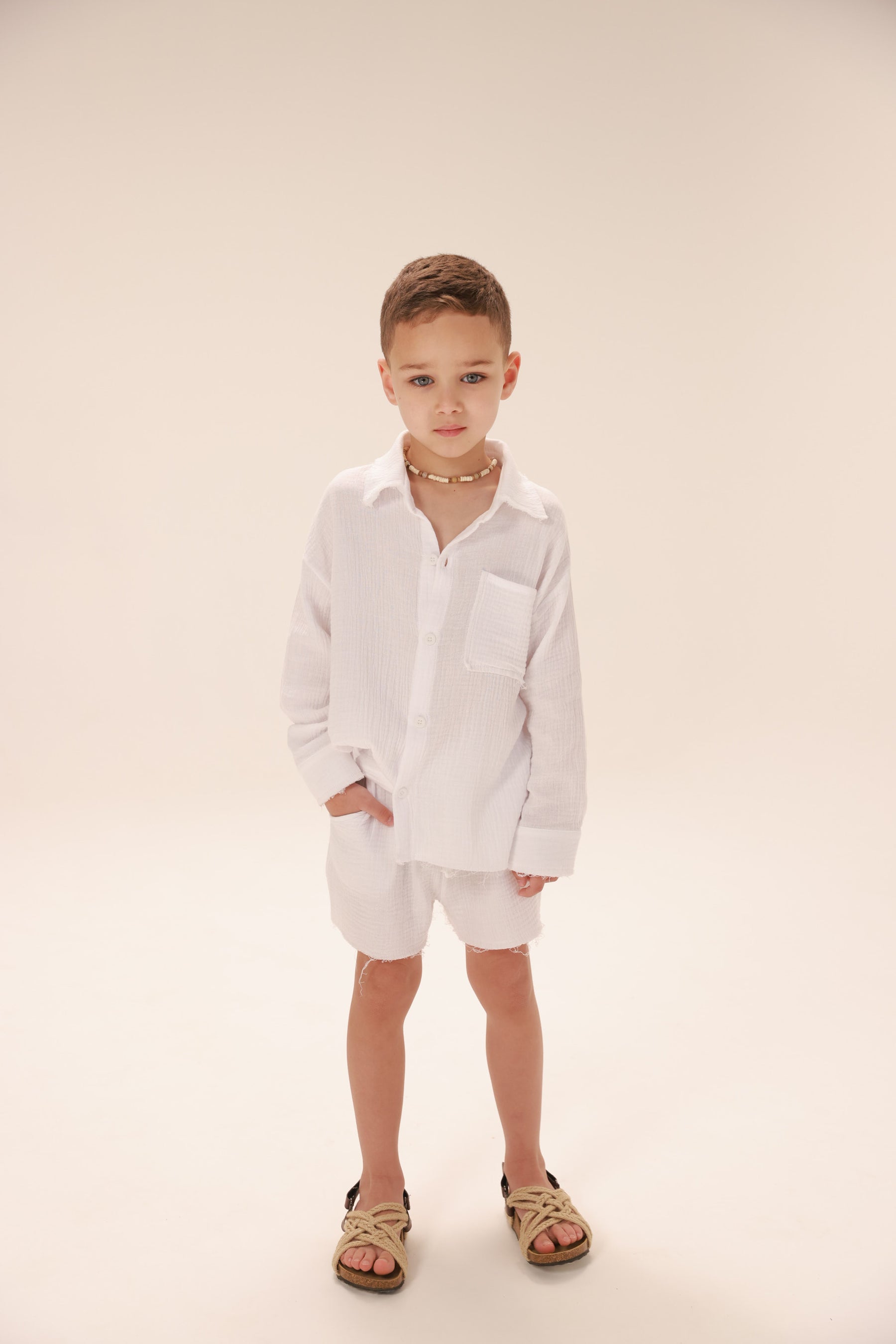 חליפת טראוויס לבנה