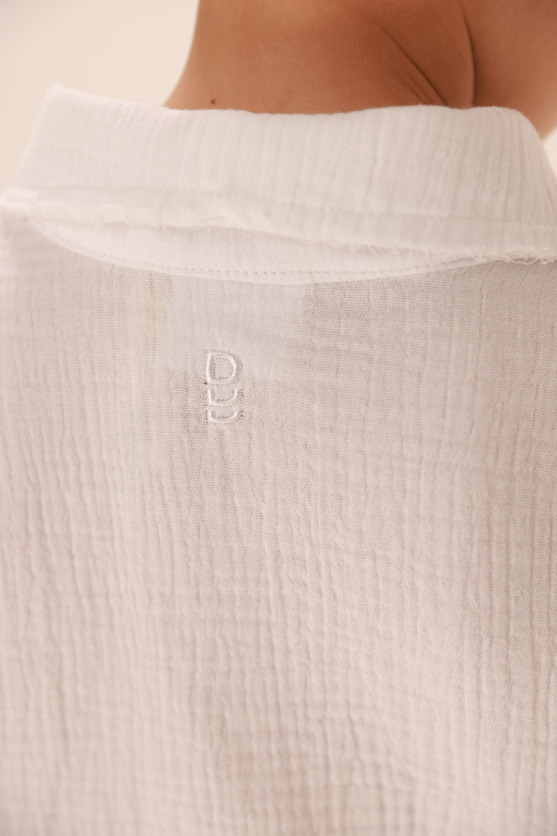 חליפת טראוויס לבנה