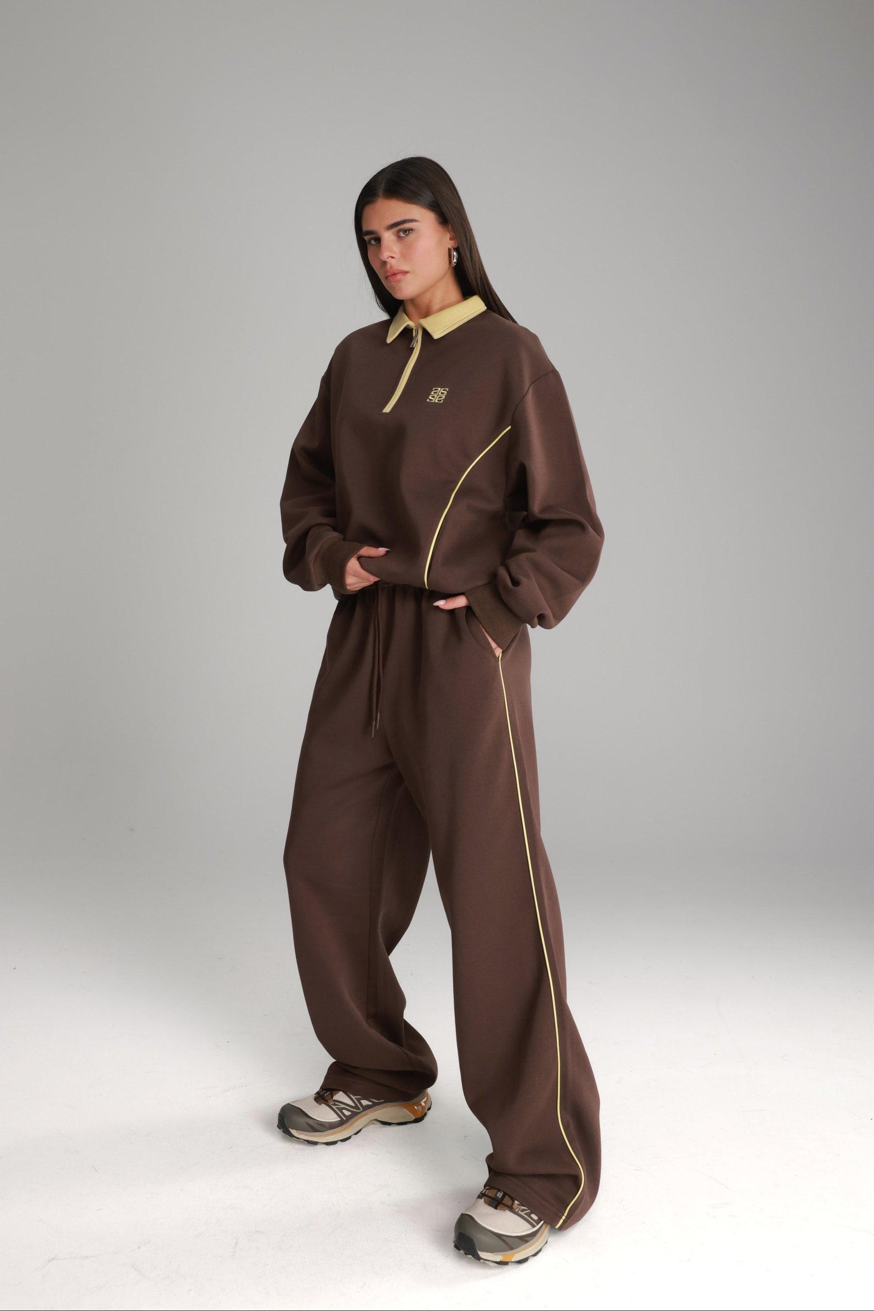 חליפת ג'ון חומה