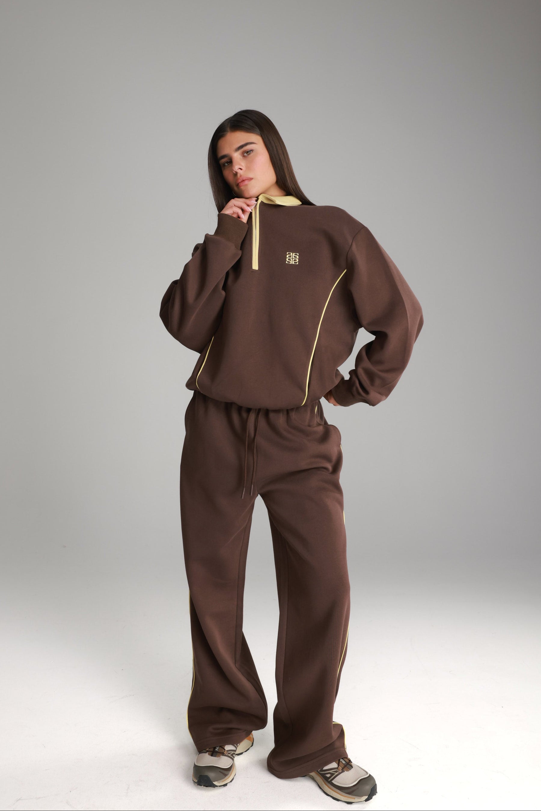 חליפת ג'ון חומה