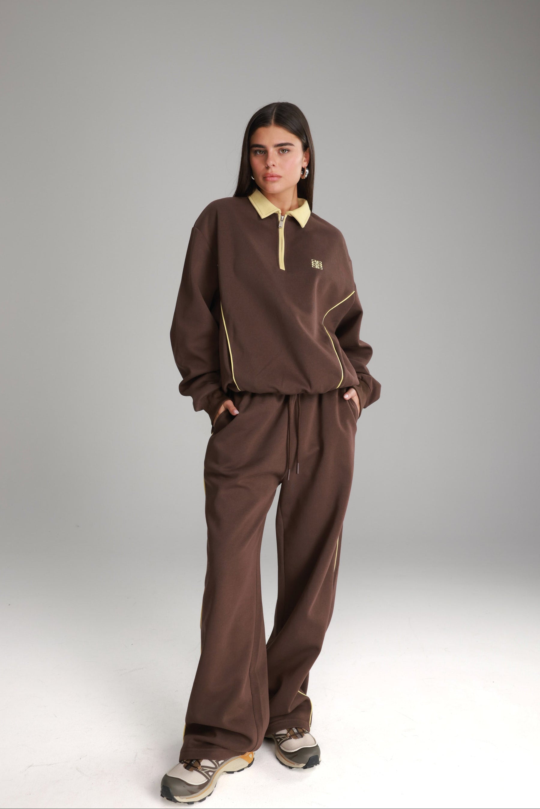 חליפת ג'ון חומה