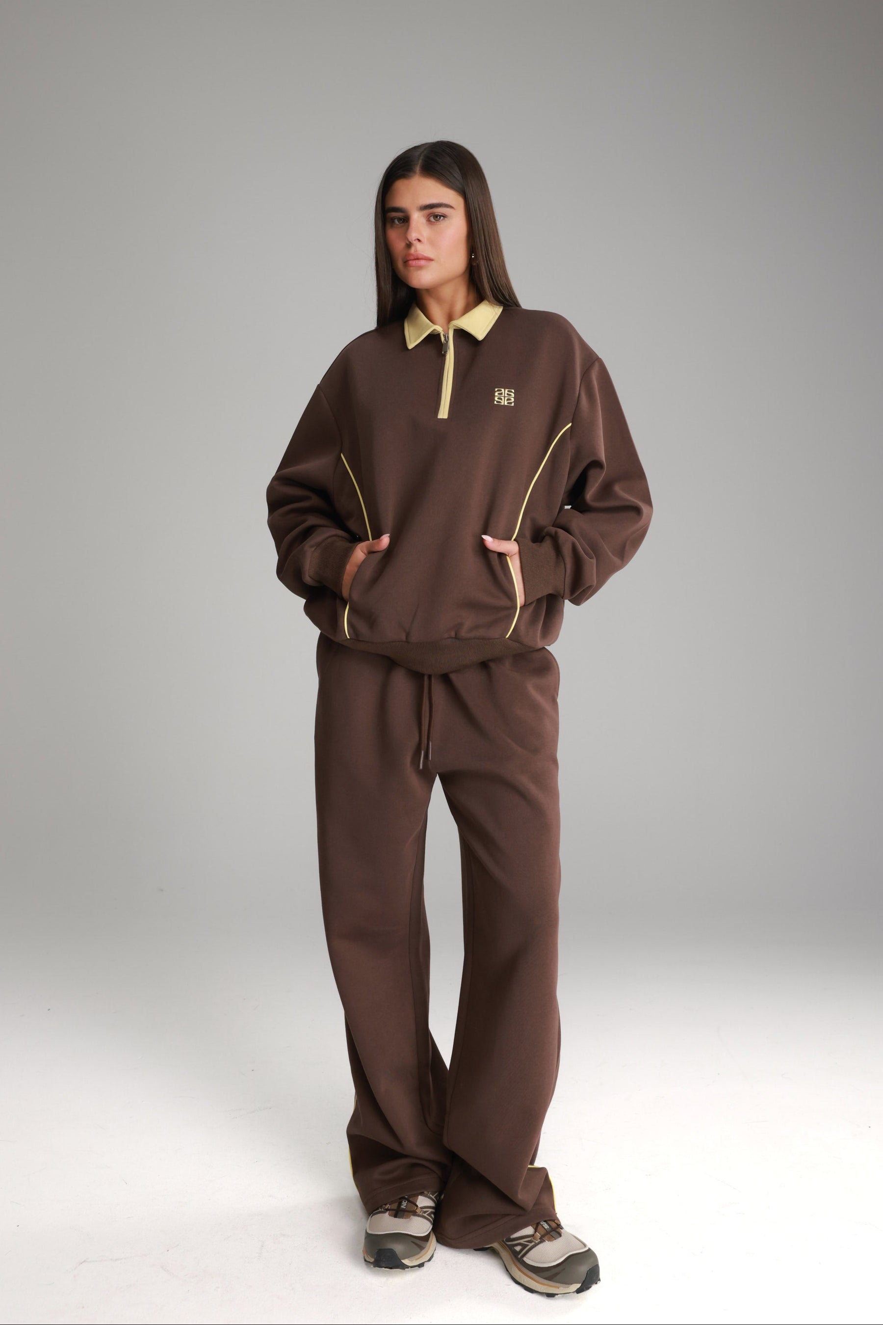 חליפת ג'ון חומה