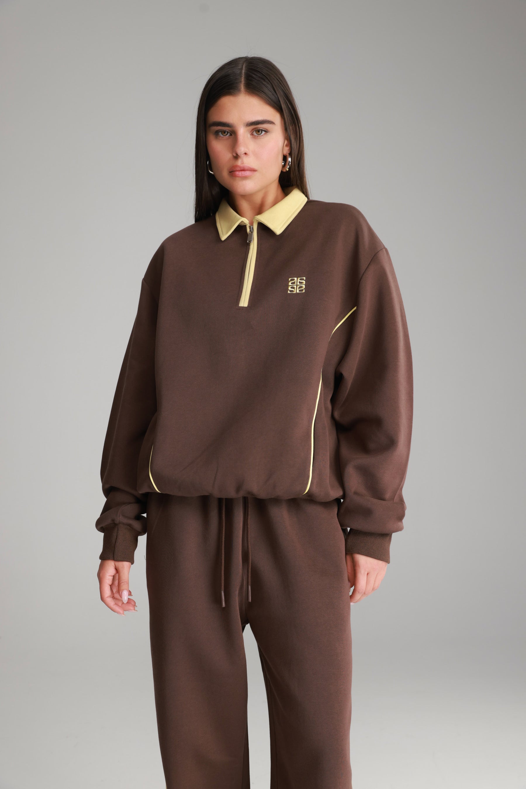 חליפת ג'ון חומה