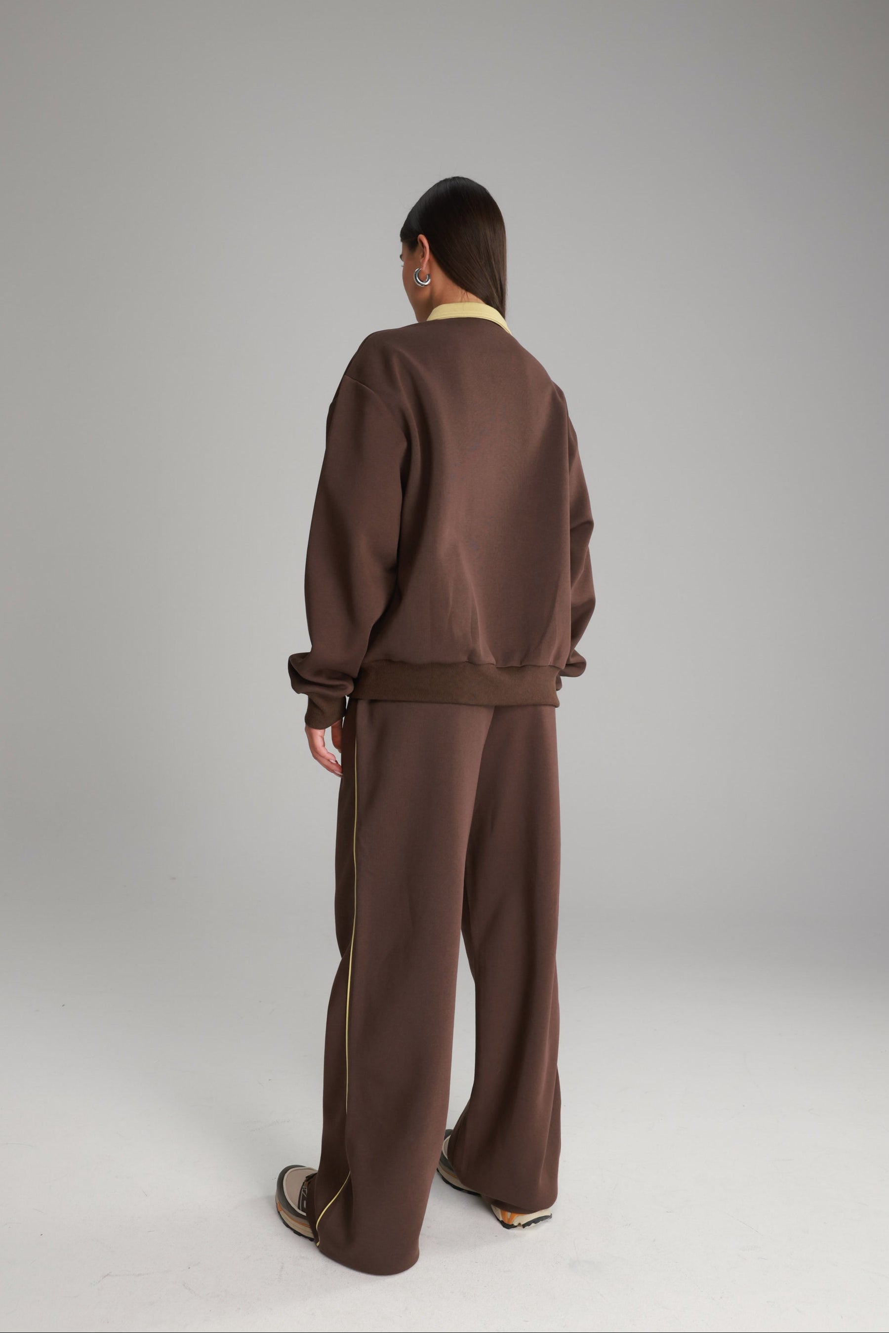 חליפת ג'ון חומה