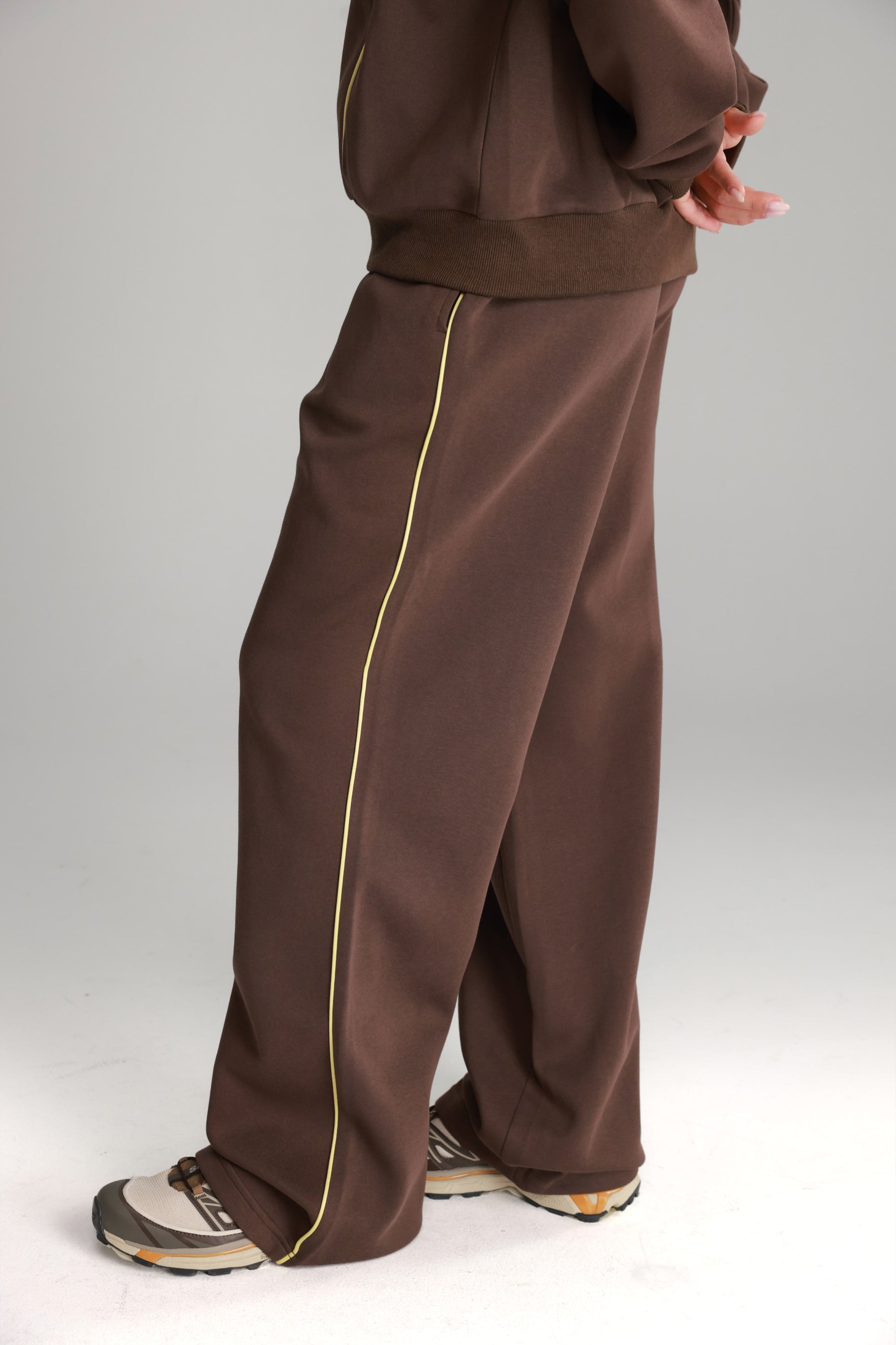 חליפת ג'ון חומה