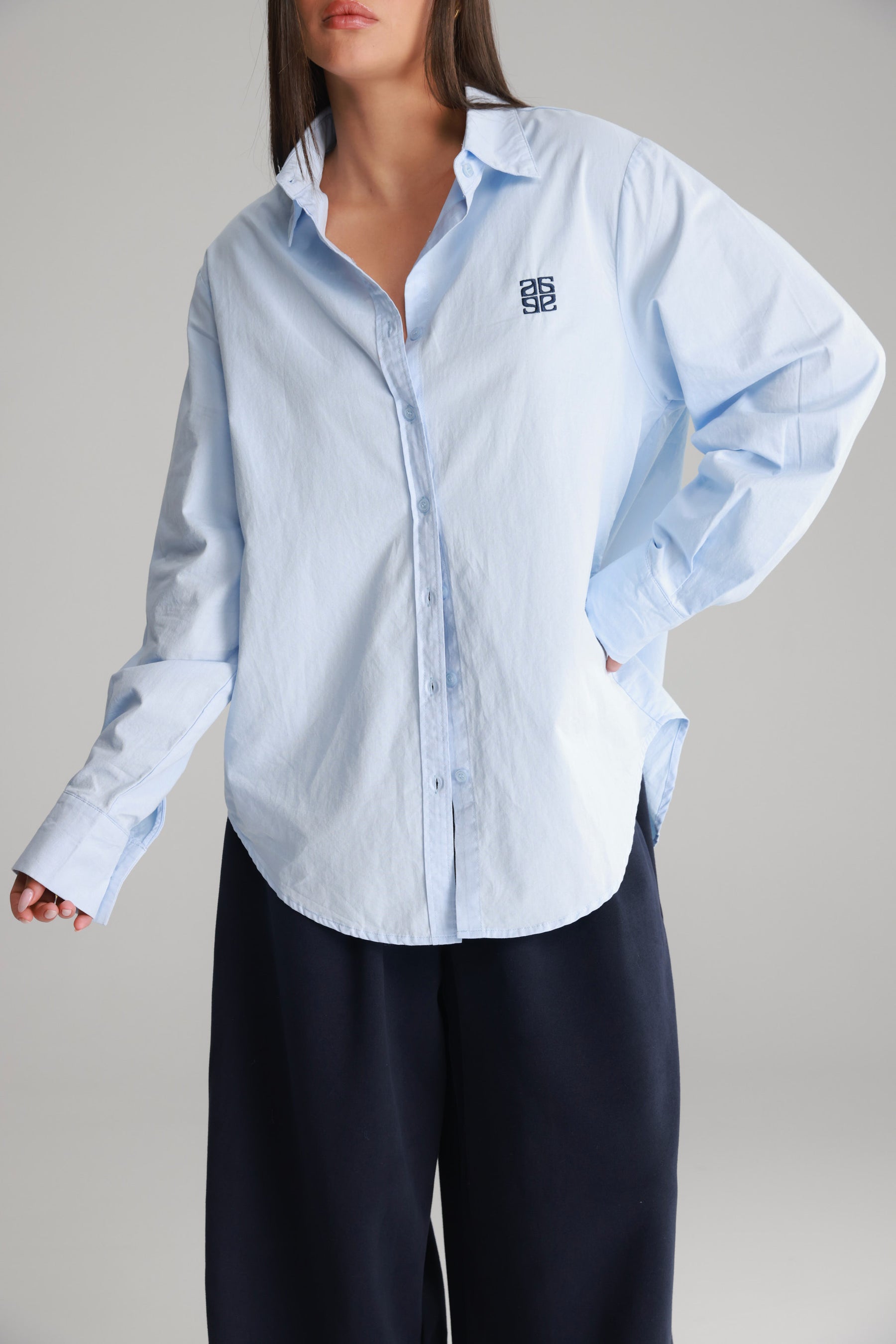 חולצת תיאו מכופתרת תכלת