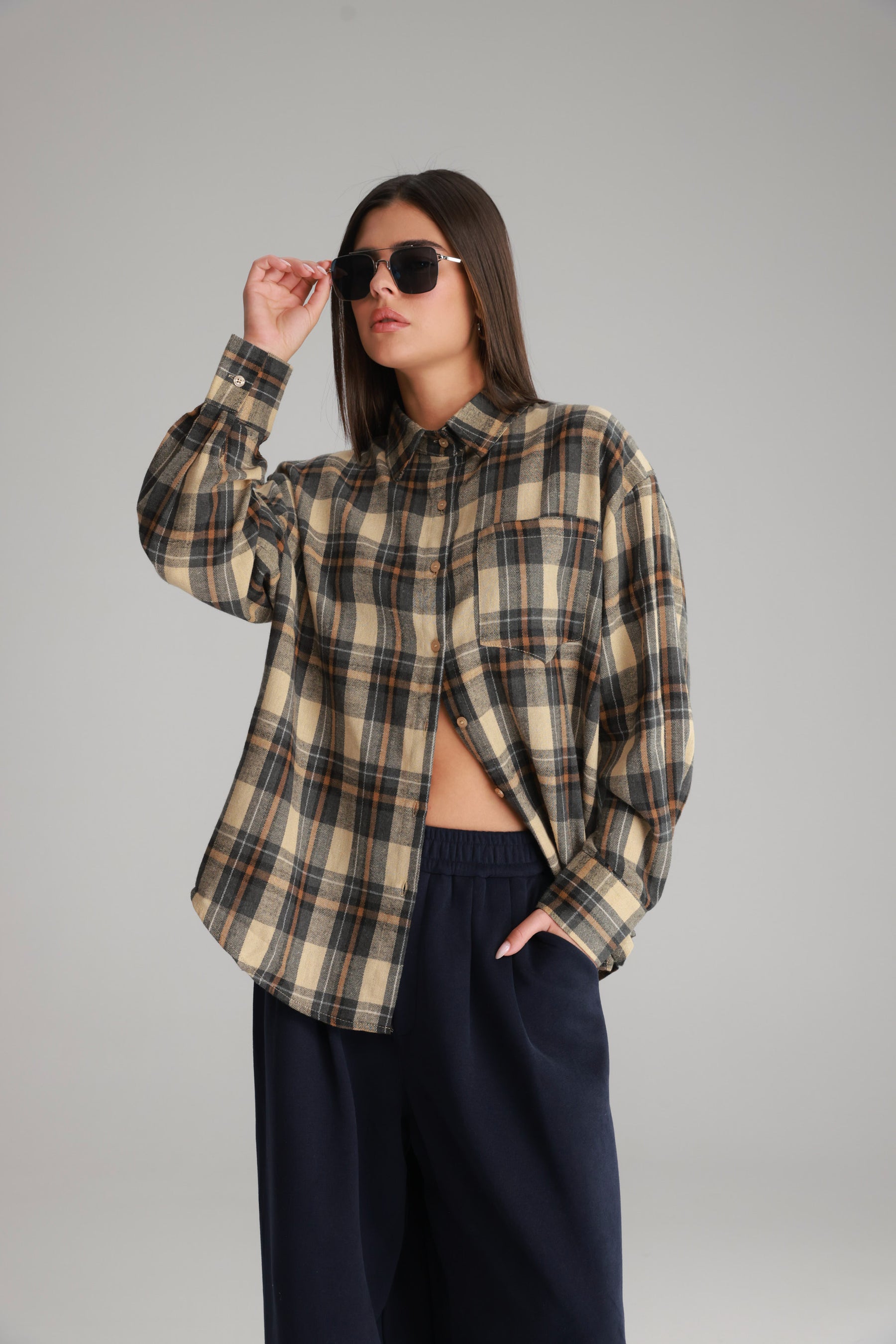 חולצת דרלין מכופתרת בז'/נייבי