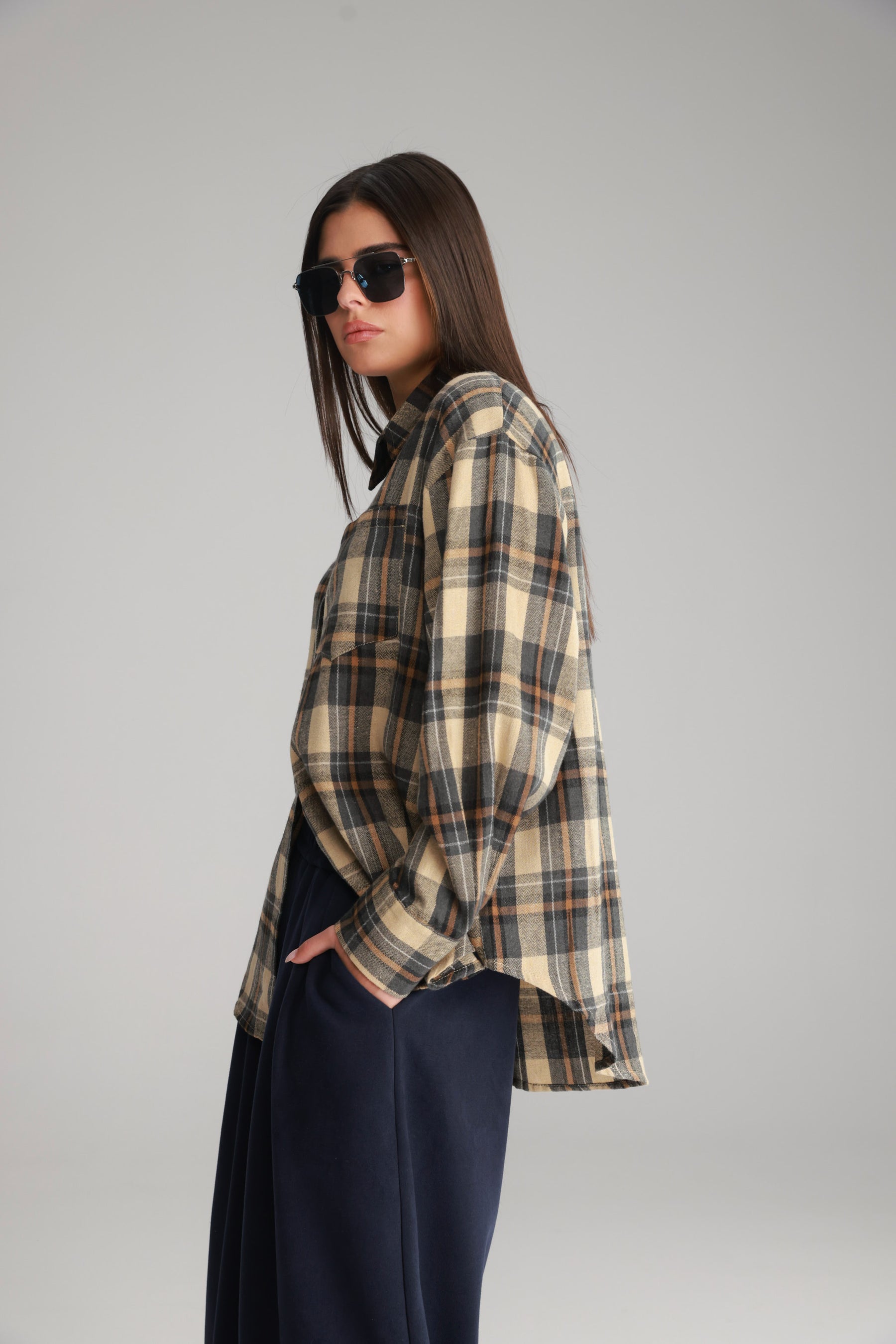 חולצת דרלין מכופתרת בז'/נייבי