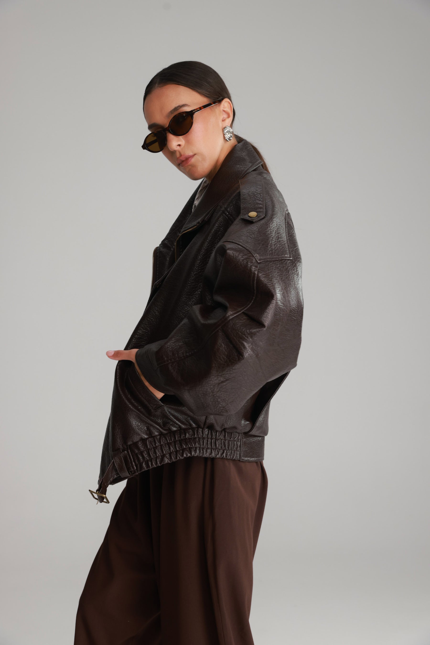 מעיל מייק דמוי עור חום כהה