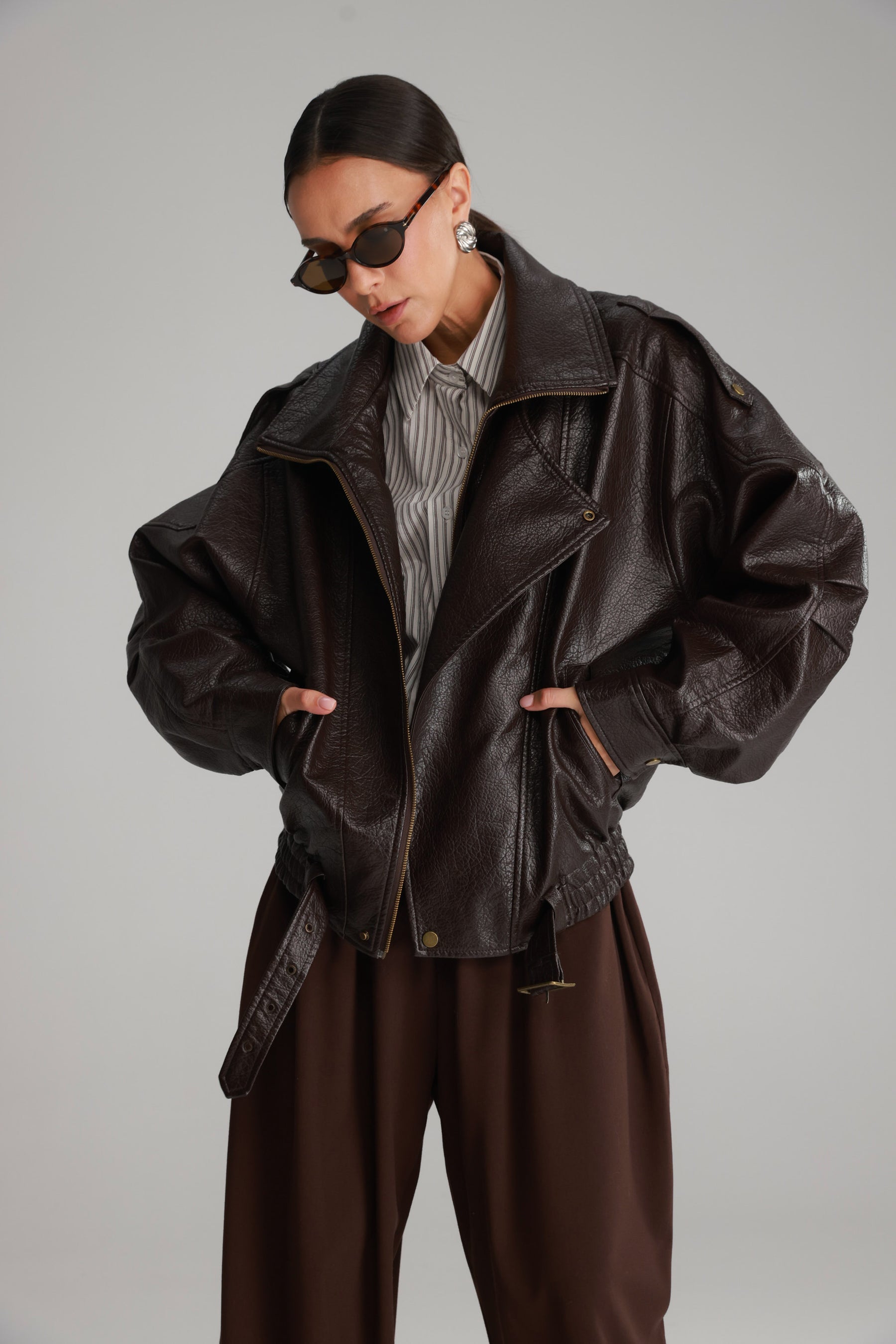 מעיל מייק דמוי עור חום כהה