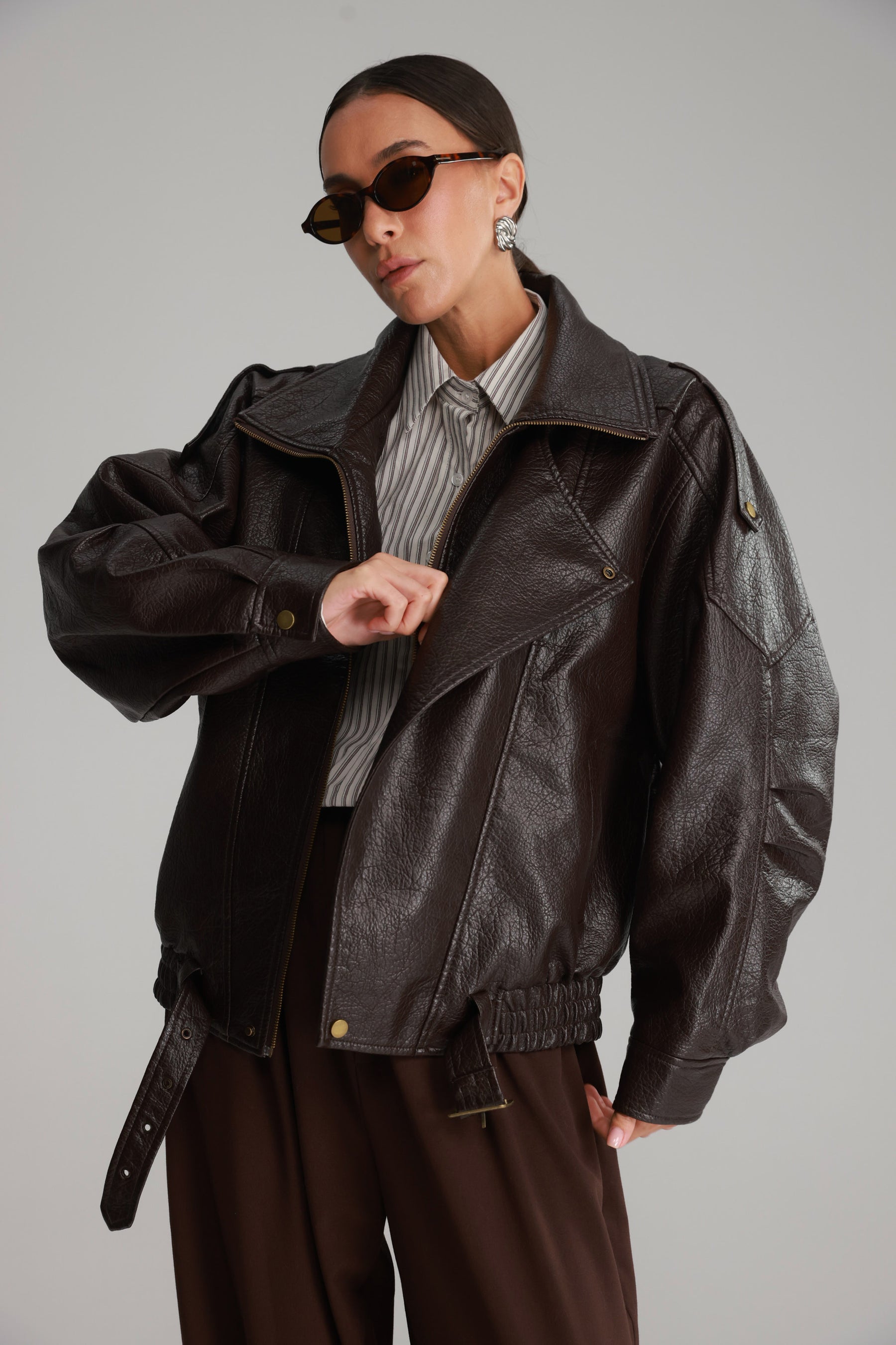 מעיל מייק דמוי עור חום כהה