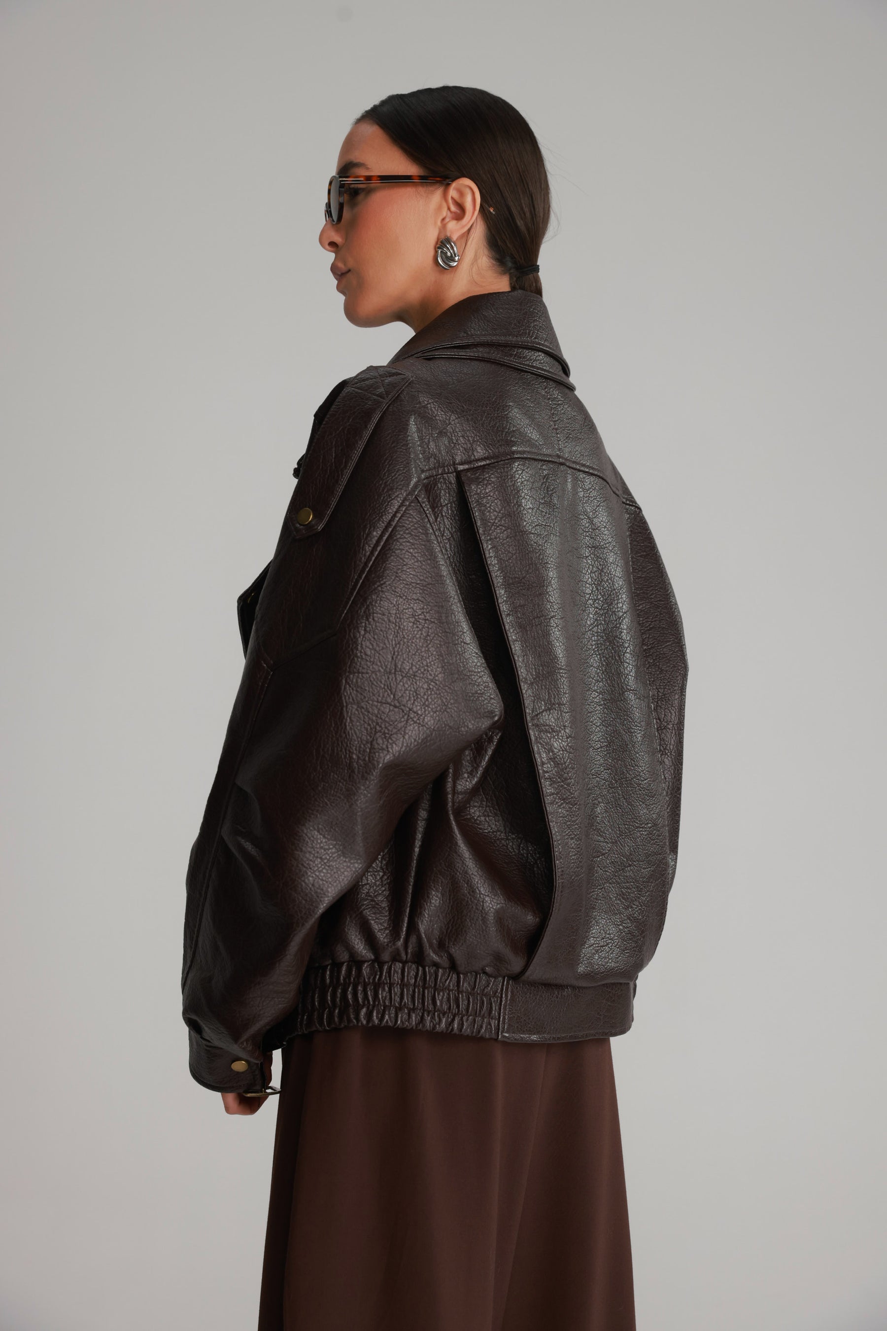 מעיל מייק דמוי עור חום כהה