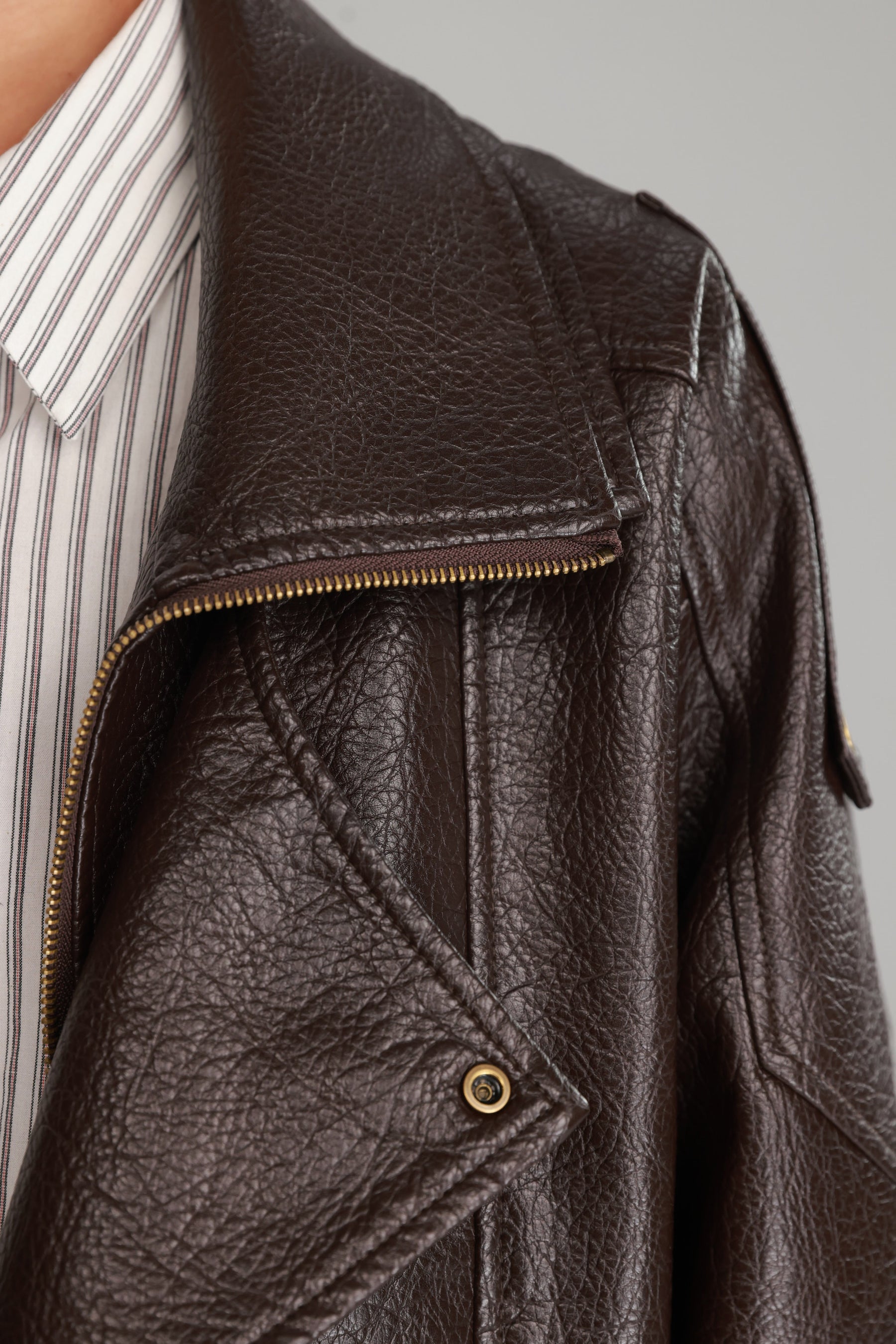 מעיל מייק דמוי עור חום כהה