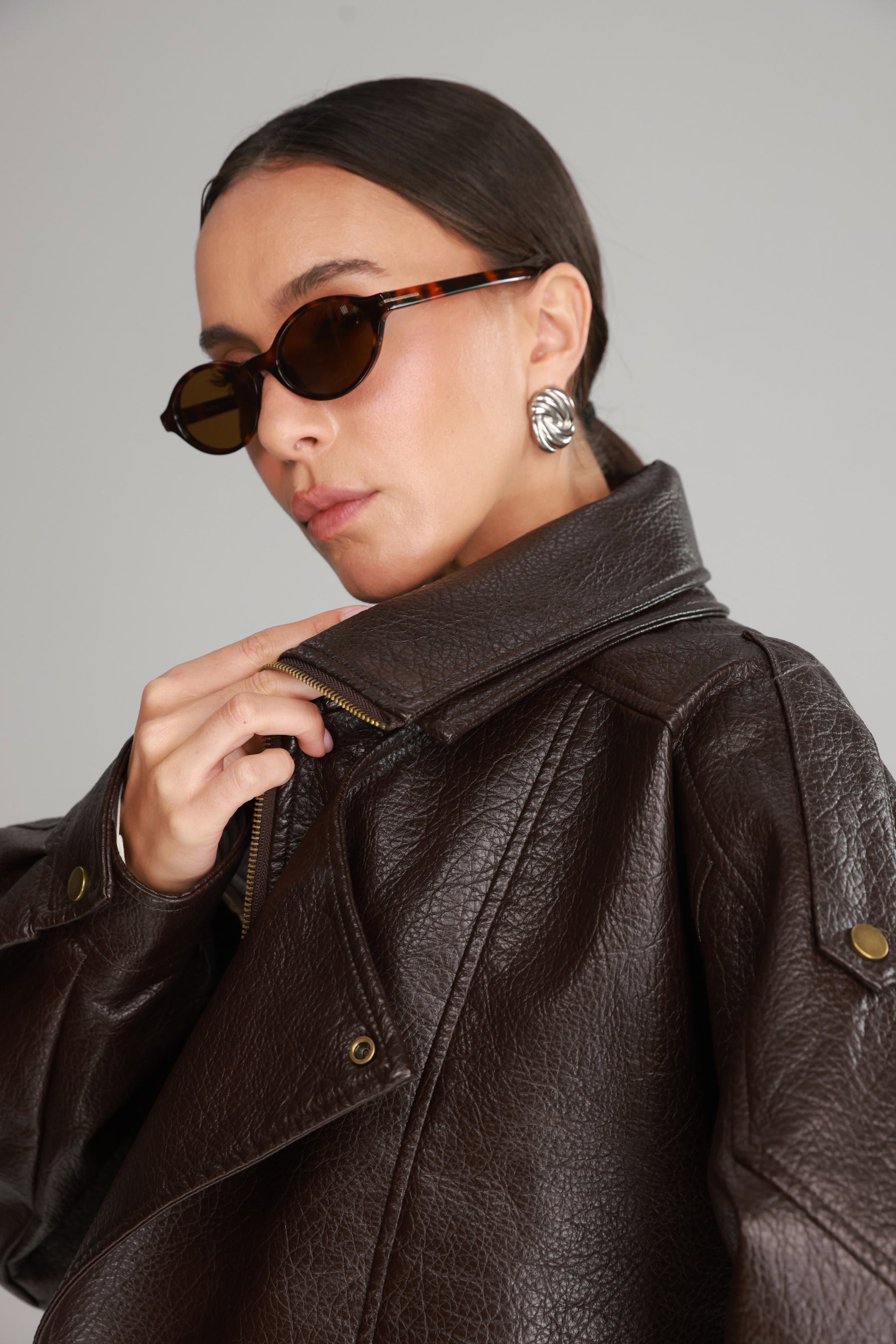 מעיל מייק דמוי עור חום כהה