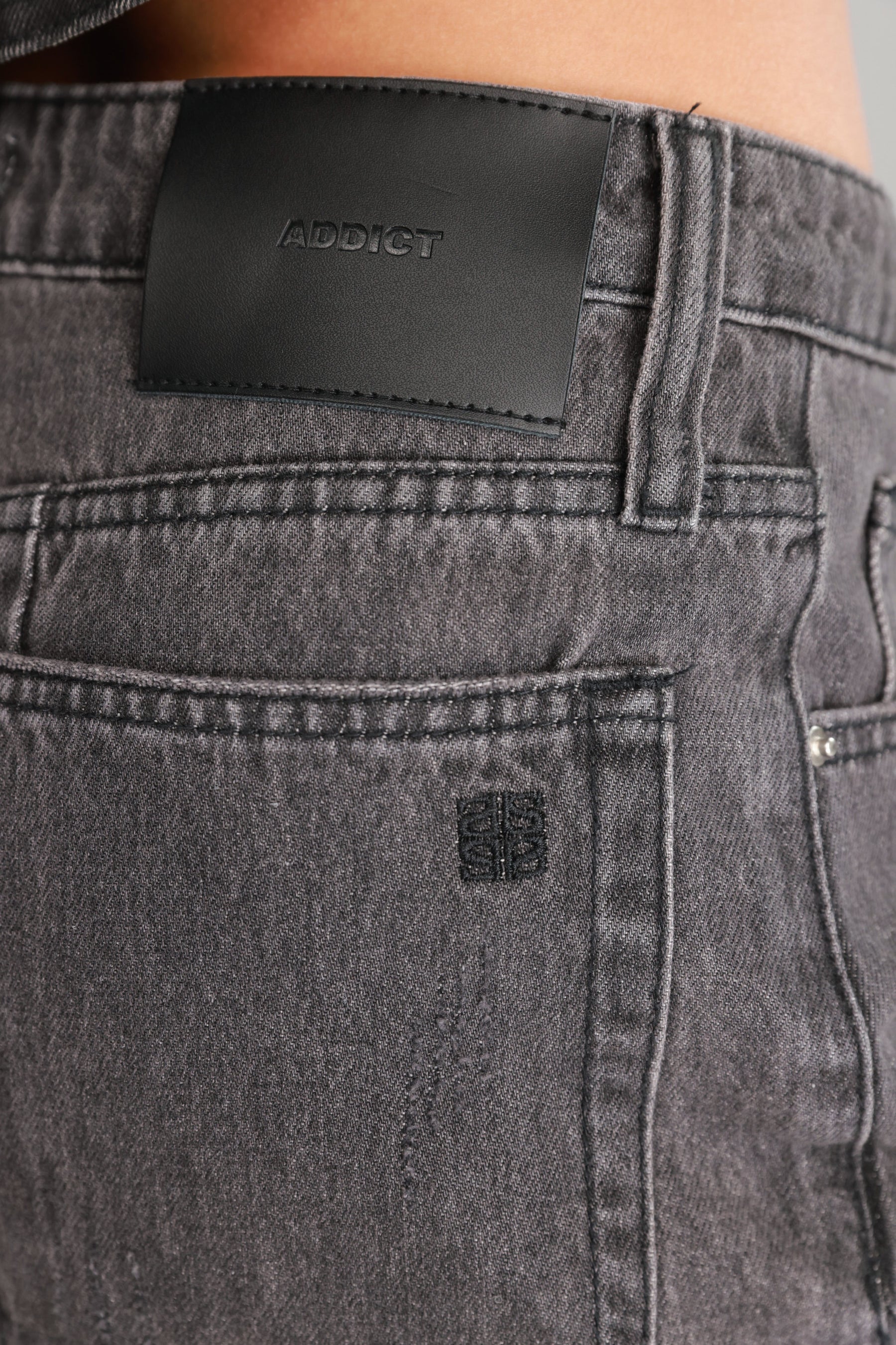 ג'ינס צ'לסי שחור