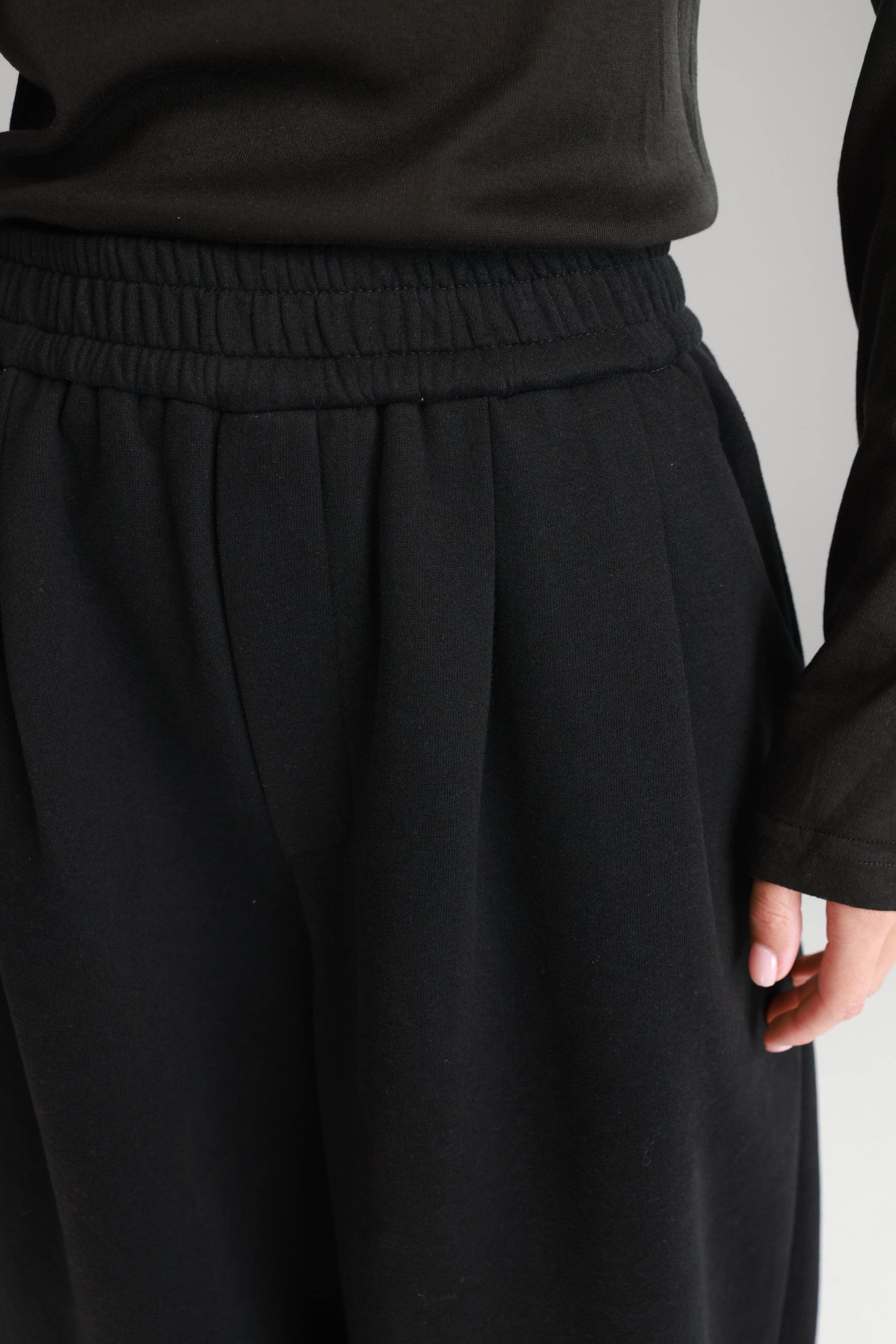 מכנסי בילי שחורים