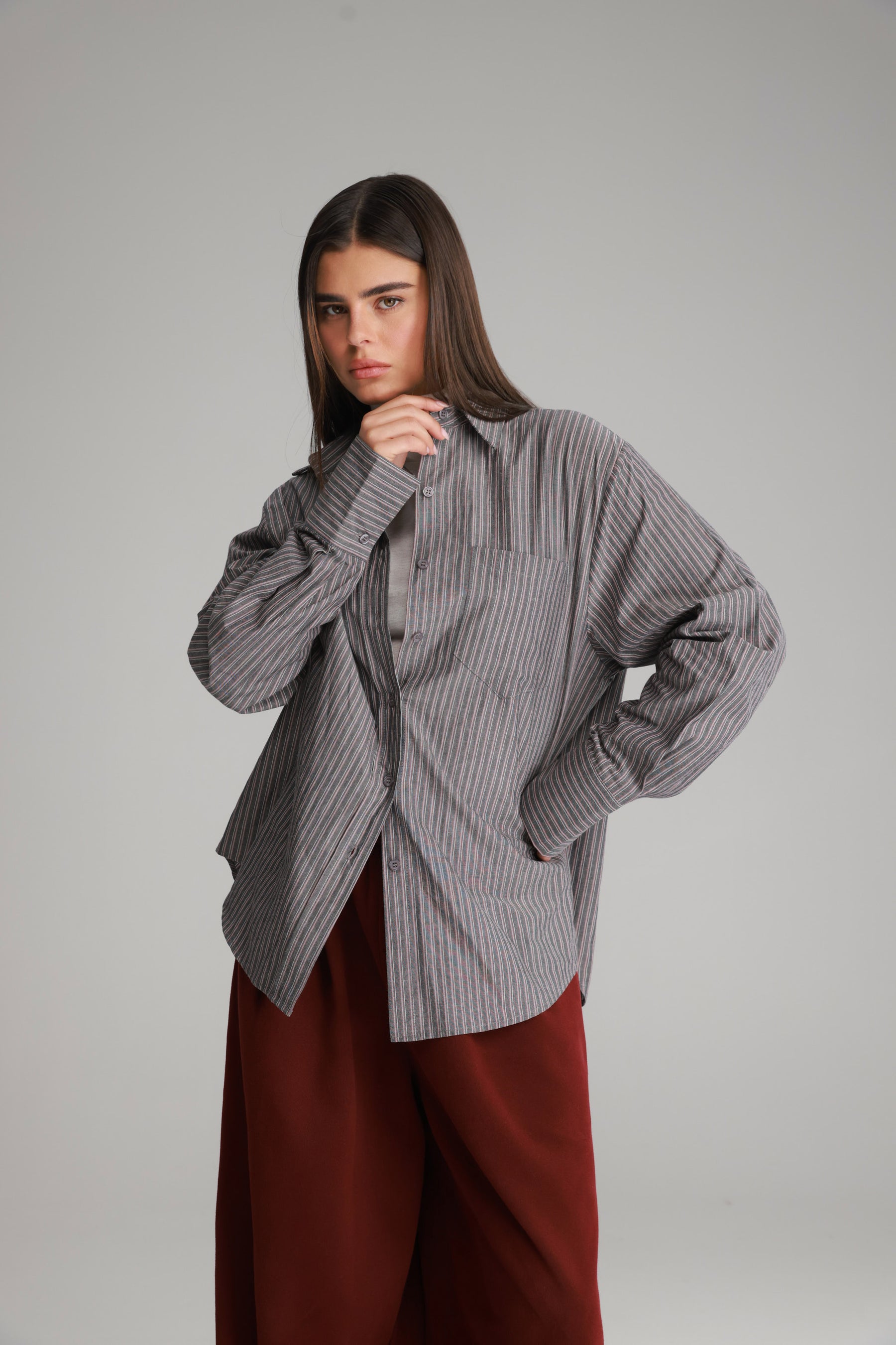 חולצת מקס מכופתרת אפורה