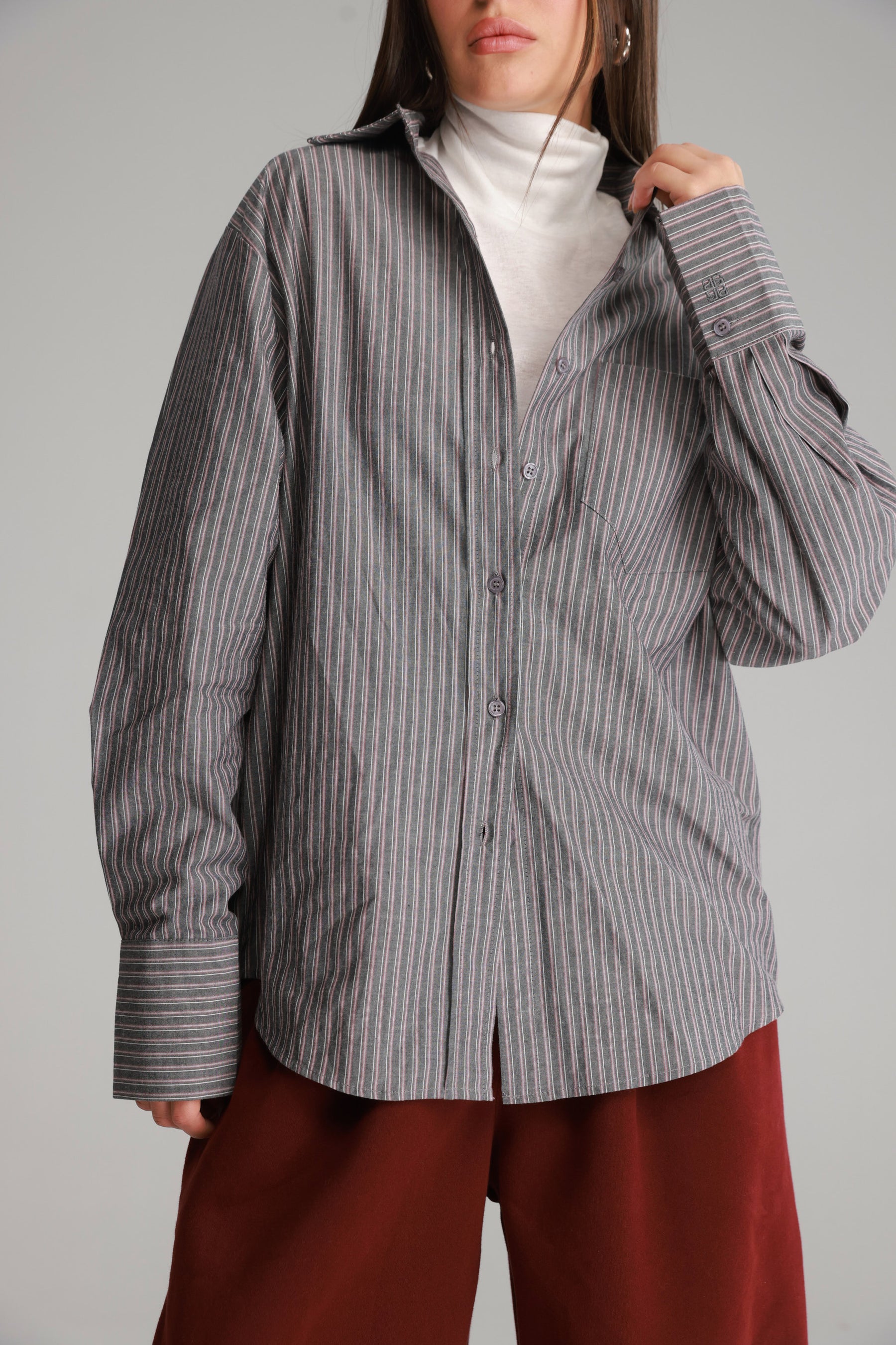 חולצת מקס מכופתרת אפורה