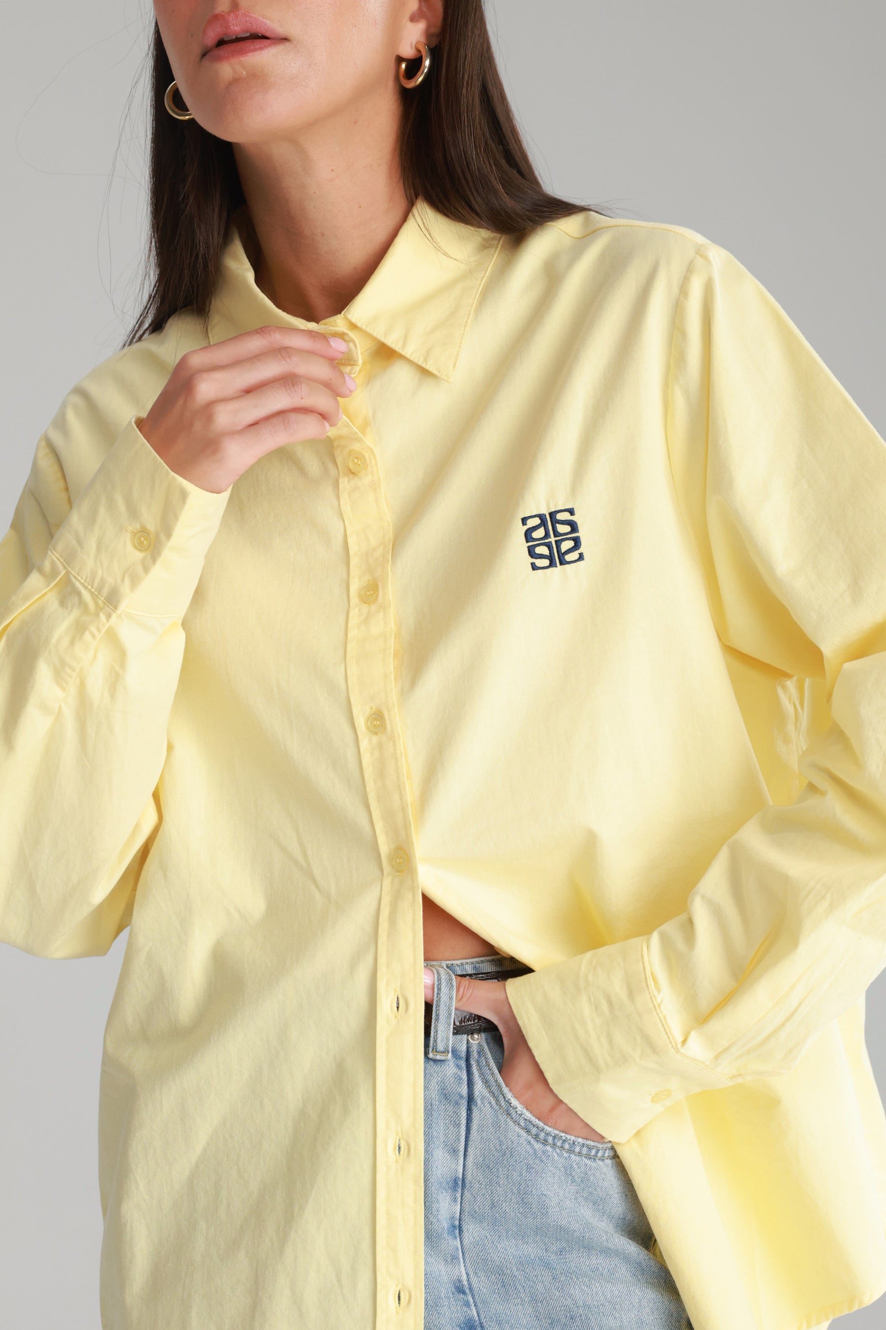 חולצת תיאו מכופתרת צהובה