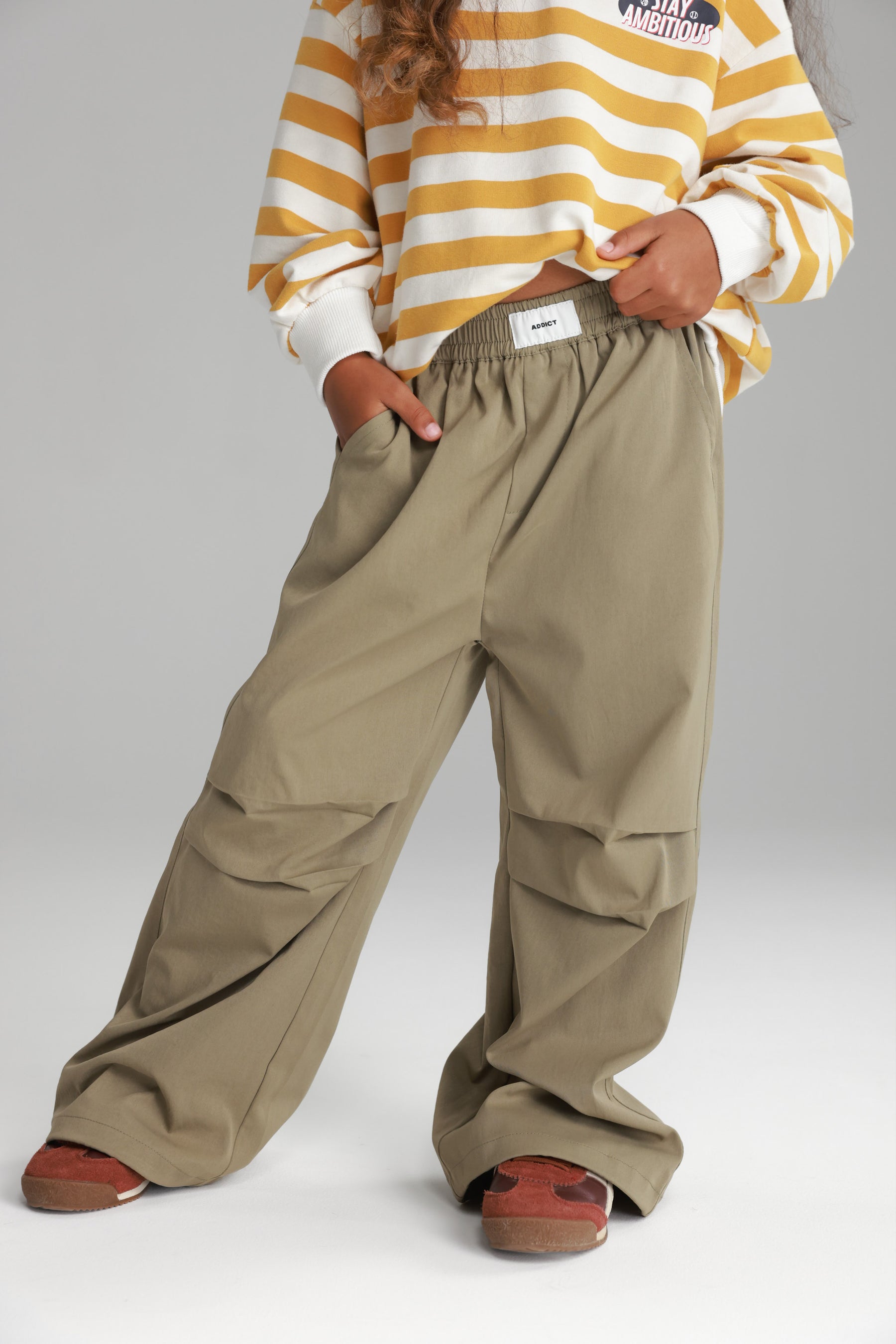 מכנסי אנה חאקי