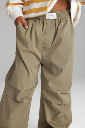 מכנסי אנה חאקי