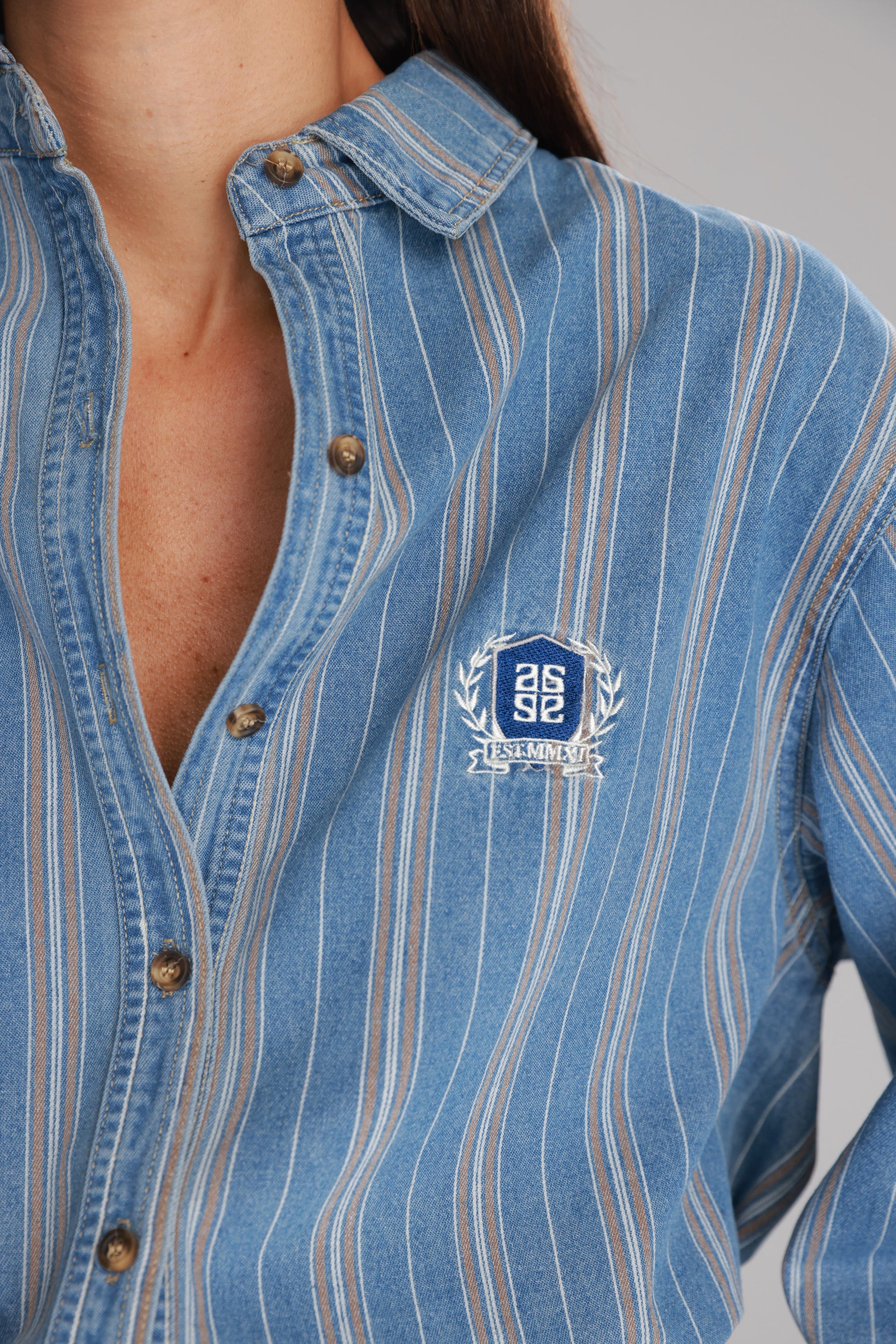 חולצת מתיאס מכופתרת ג'ינס