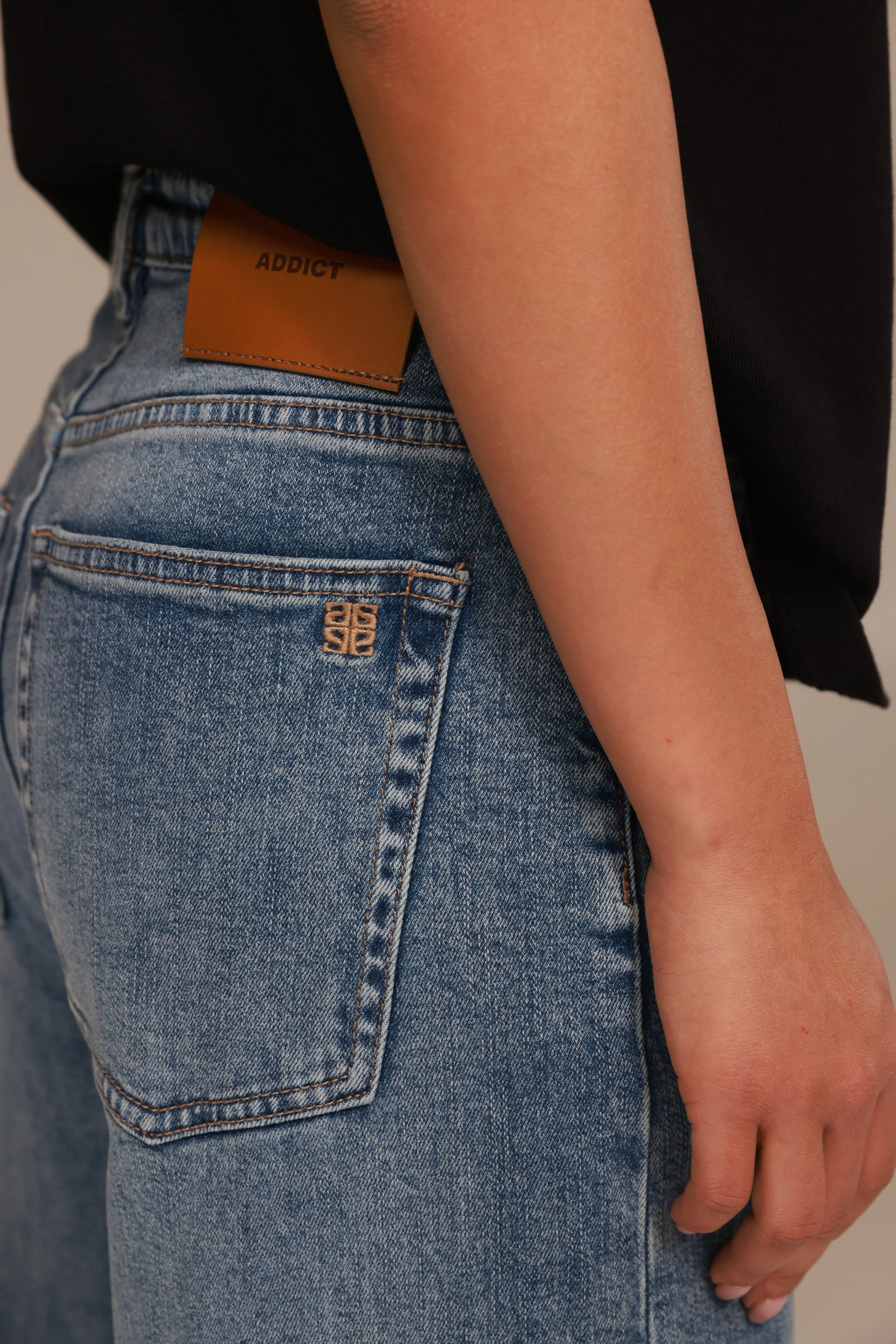 ג'ינס נויה כחול בהיר