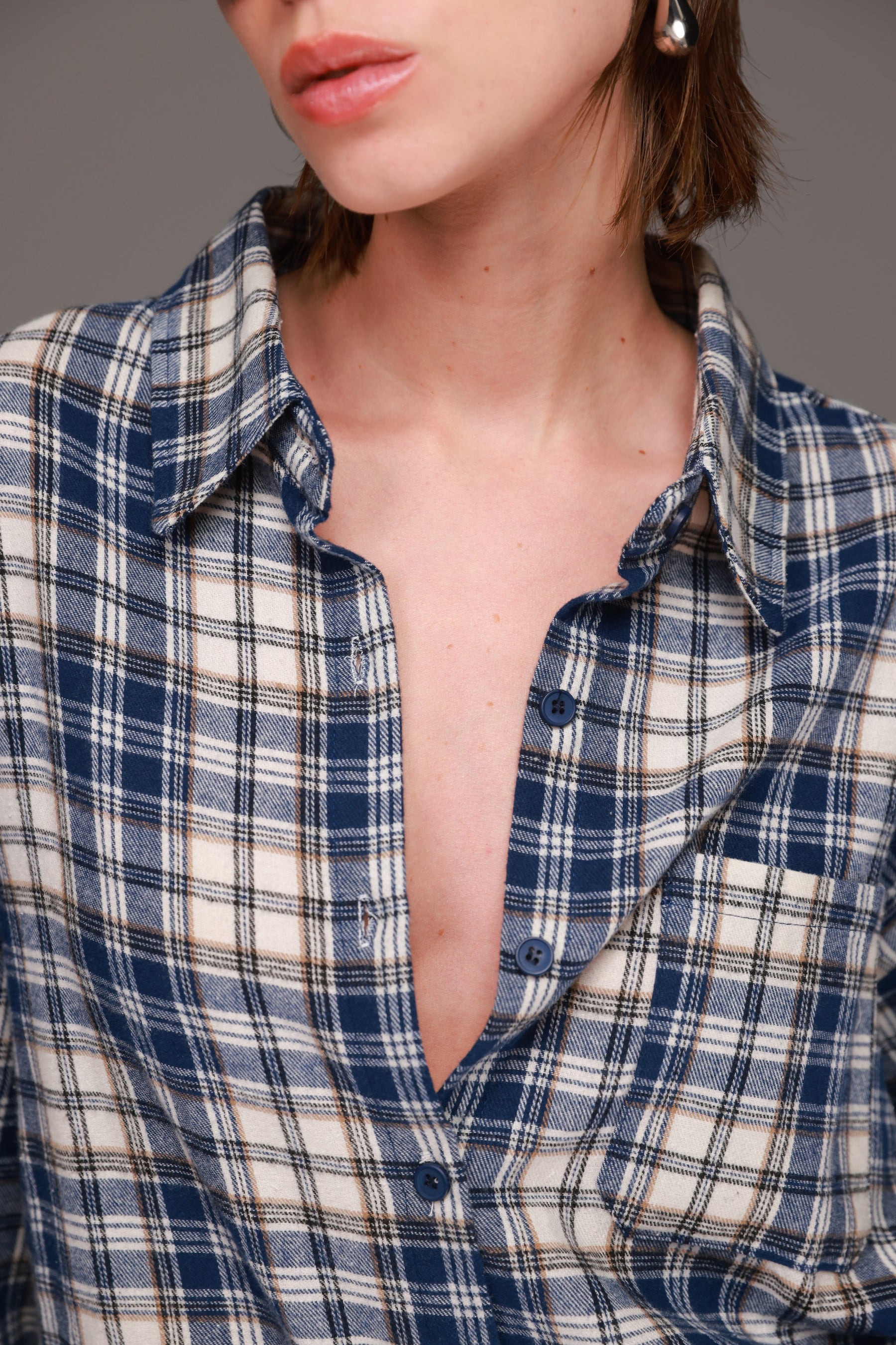 חולצת אביגיל מכופתרת כחולה