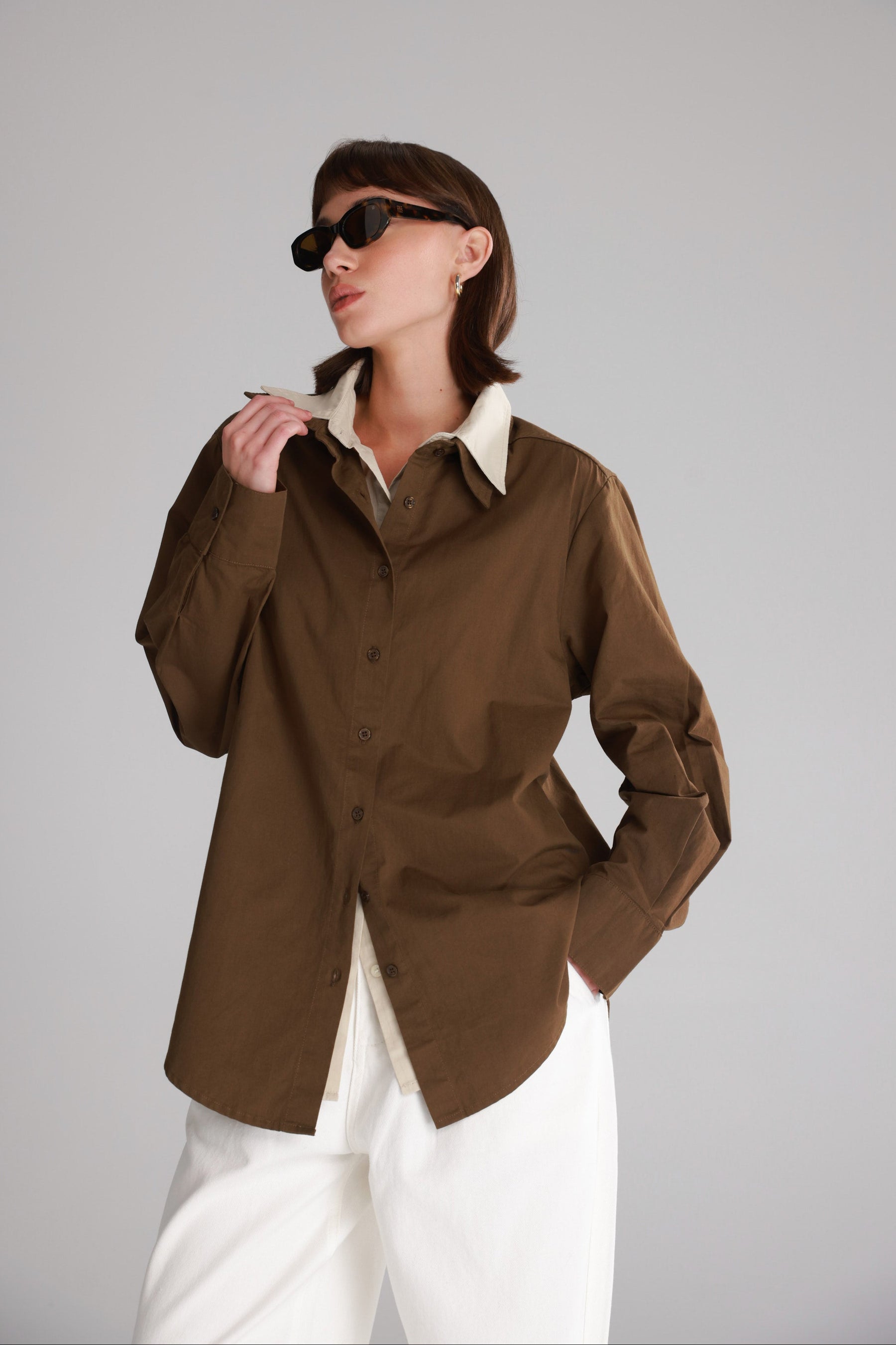 חולצת הנרי מכופתרת חומה