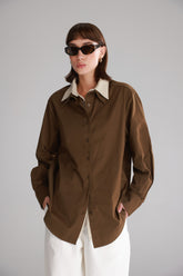 חולצת הנרי מכופתרת חומה