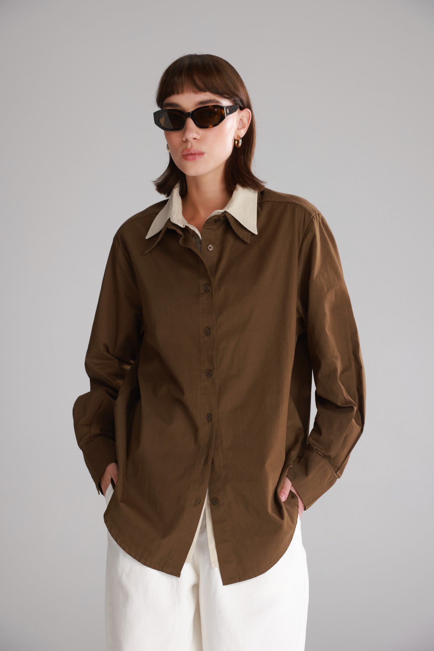 חולצת הנרי מכופתרת חומה