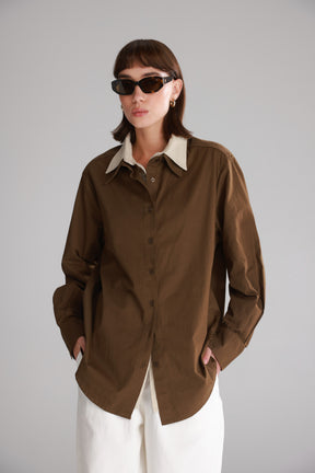 חולצת הנרי מכופתרת חומה