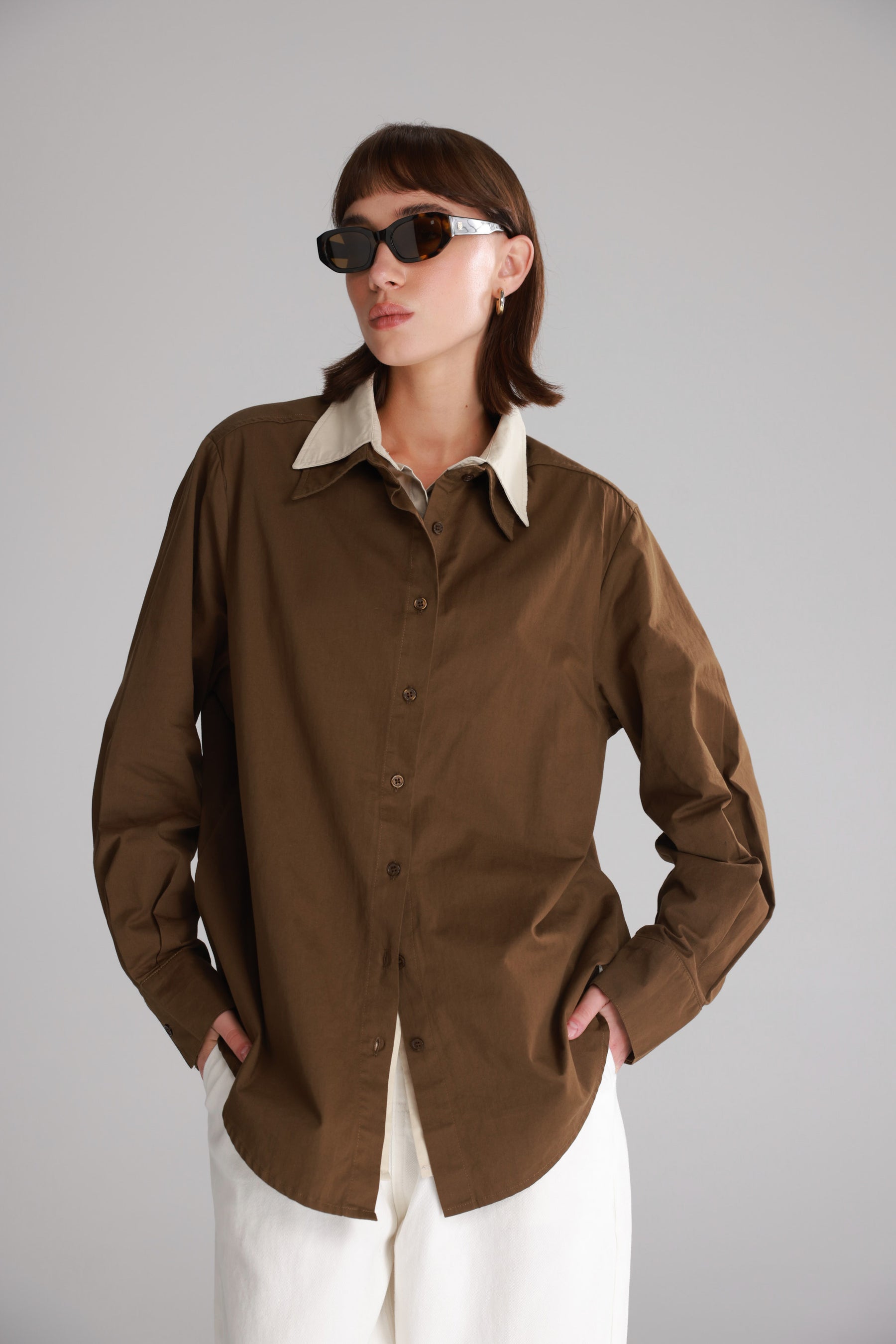 חולצת הנרי מכופתרת חומה