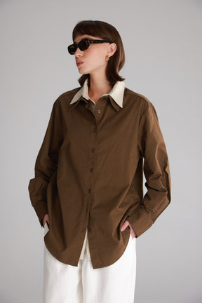 חולצת הנרי מכופתרת חומה