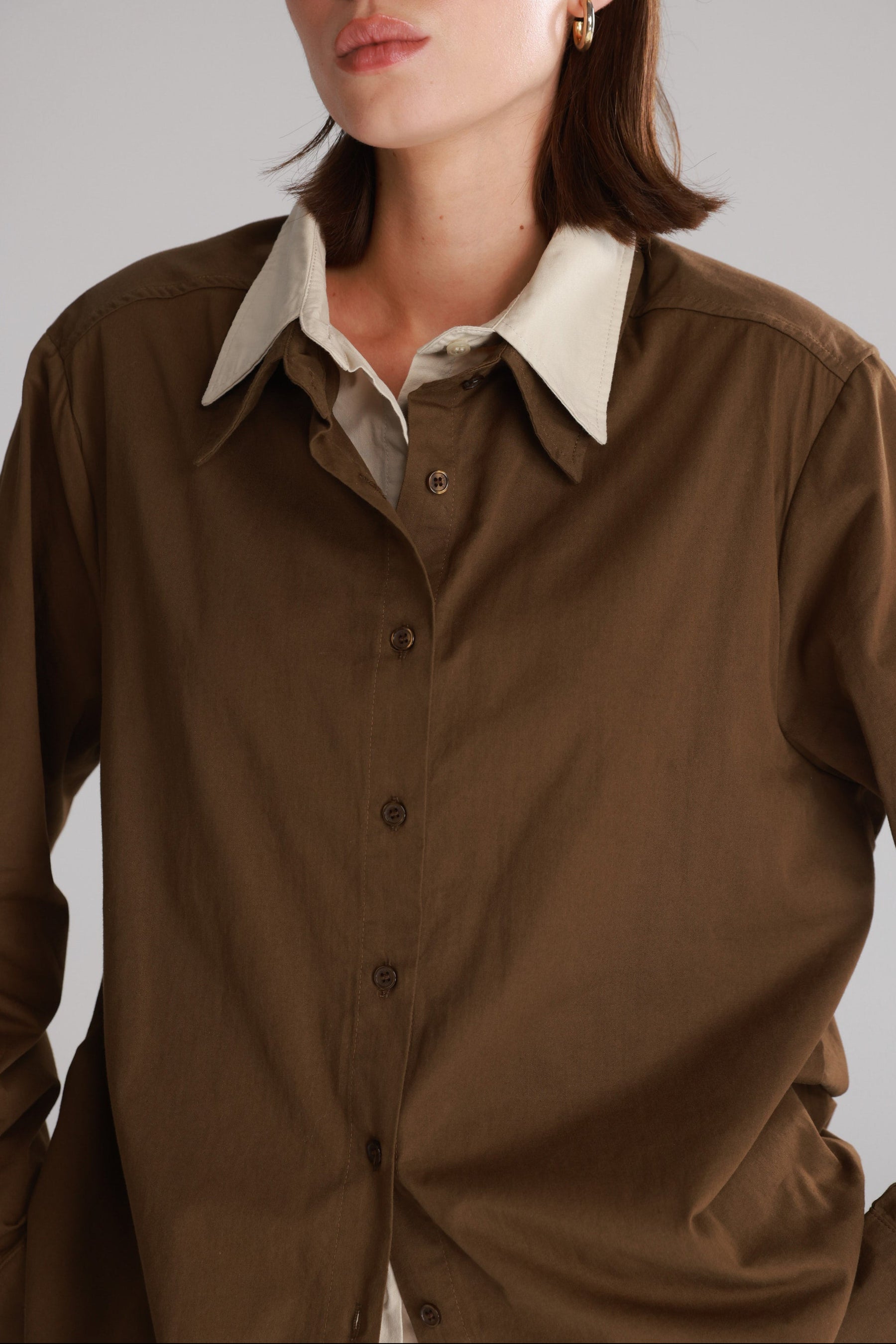 חולצת הנרי מכופתרת חומה