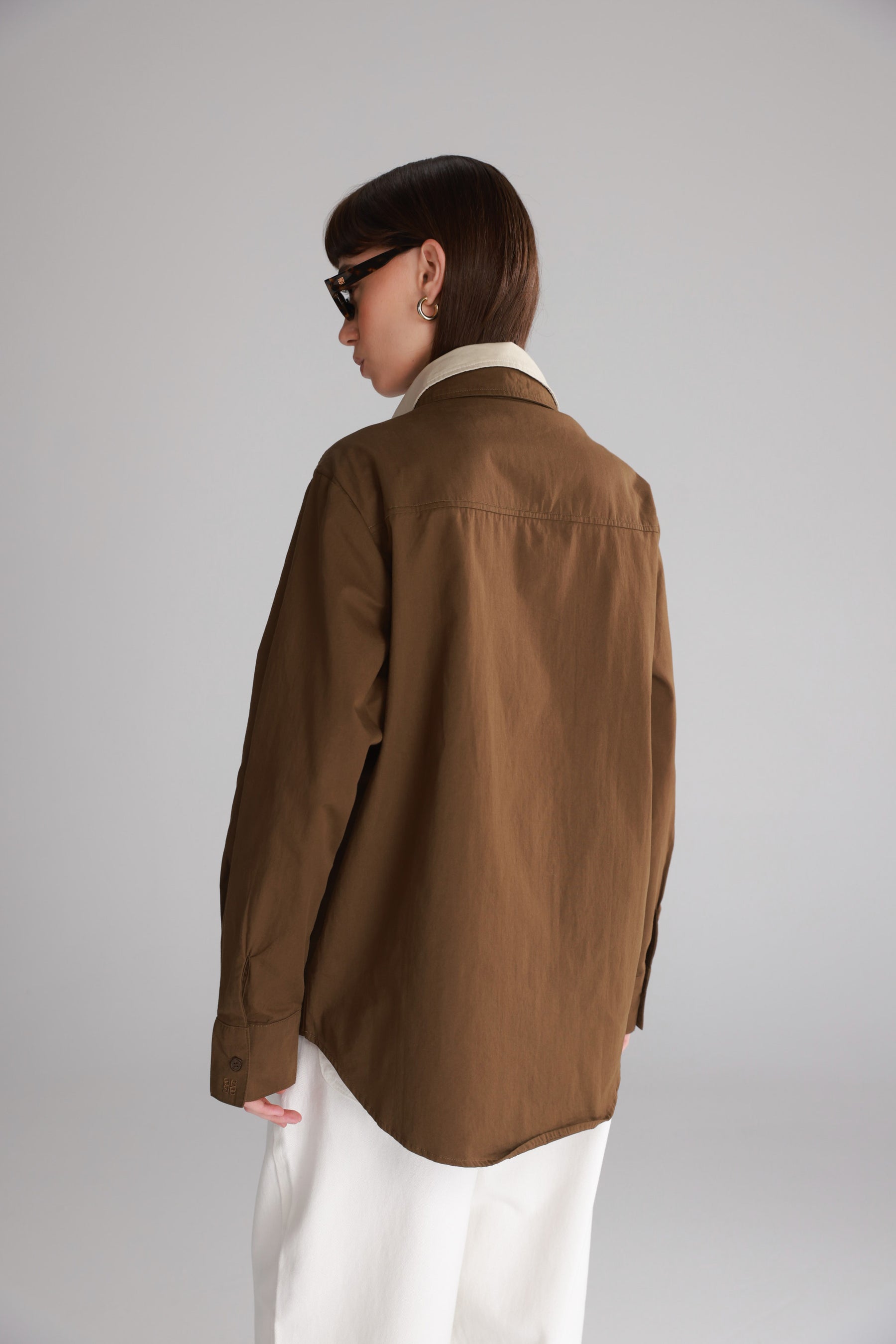 חולצת הנרי מכופתרת חומה