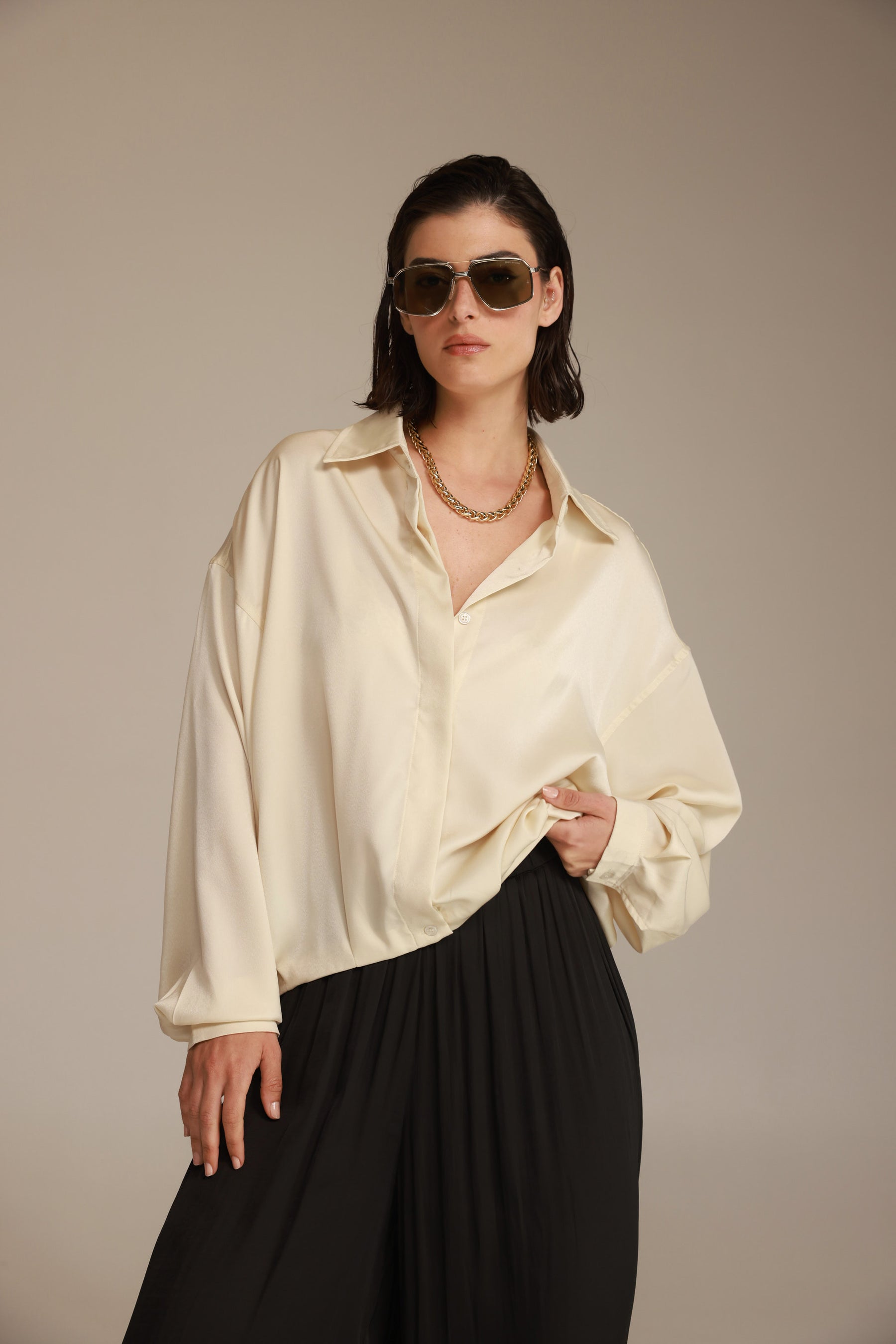 חולצת פיה מכופתרת שמנת