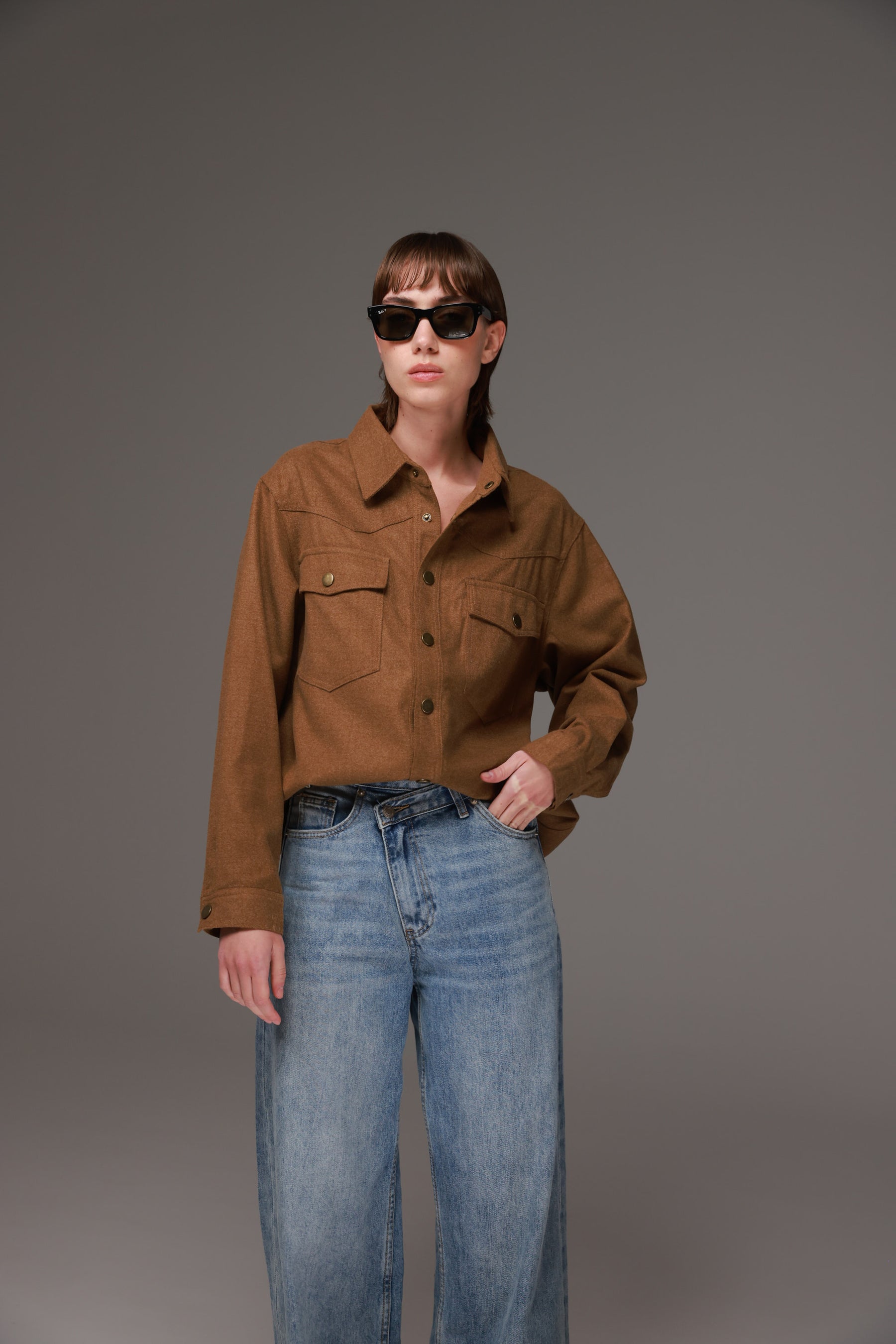 חולצת שיינה מכופתרת חומה