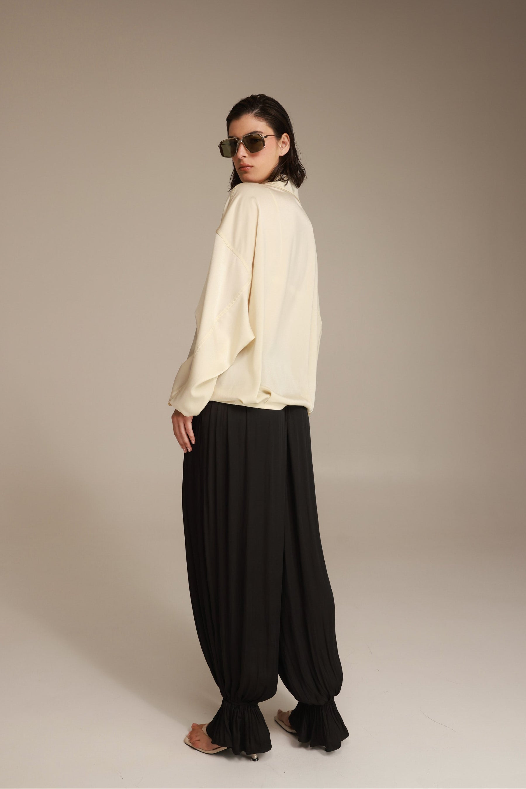 חולצת פיה מכופתרת שמנת