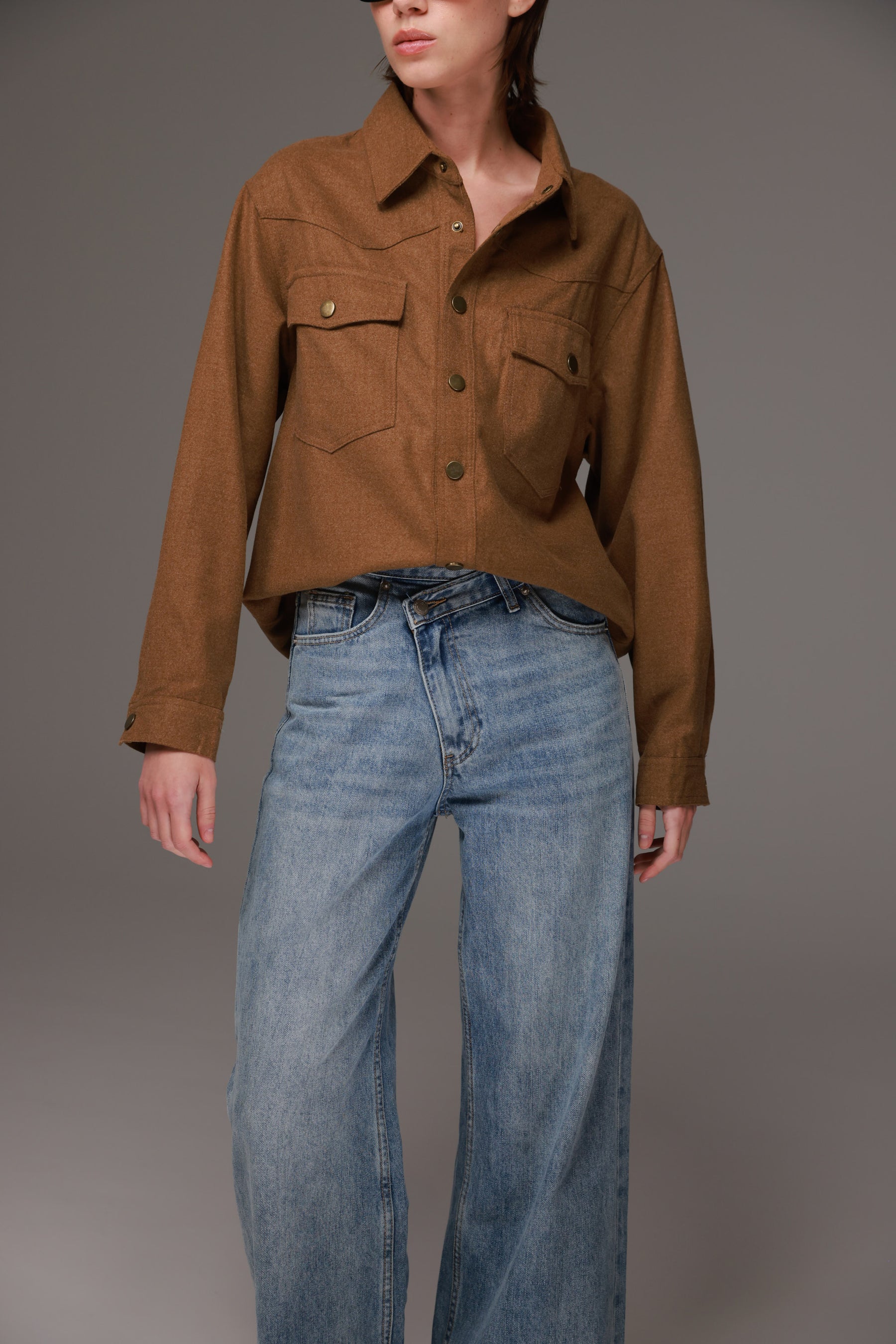 חולצת שיינה מכופתרת חומה