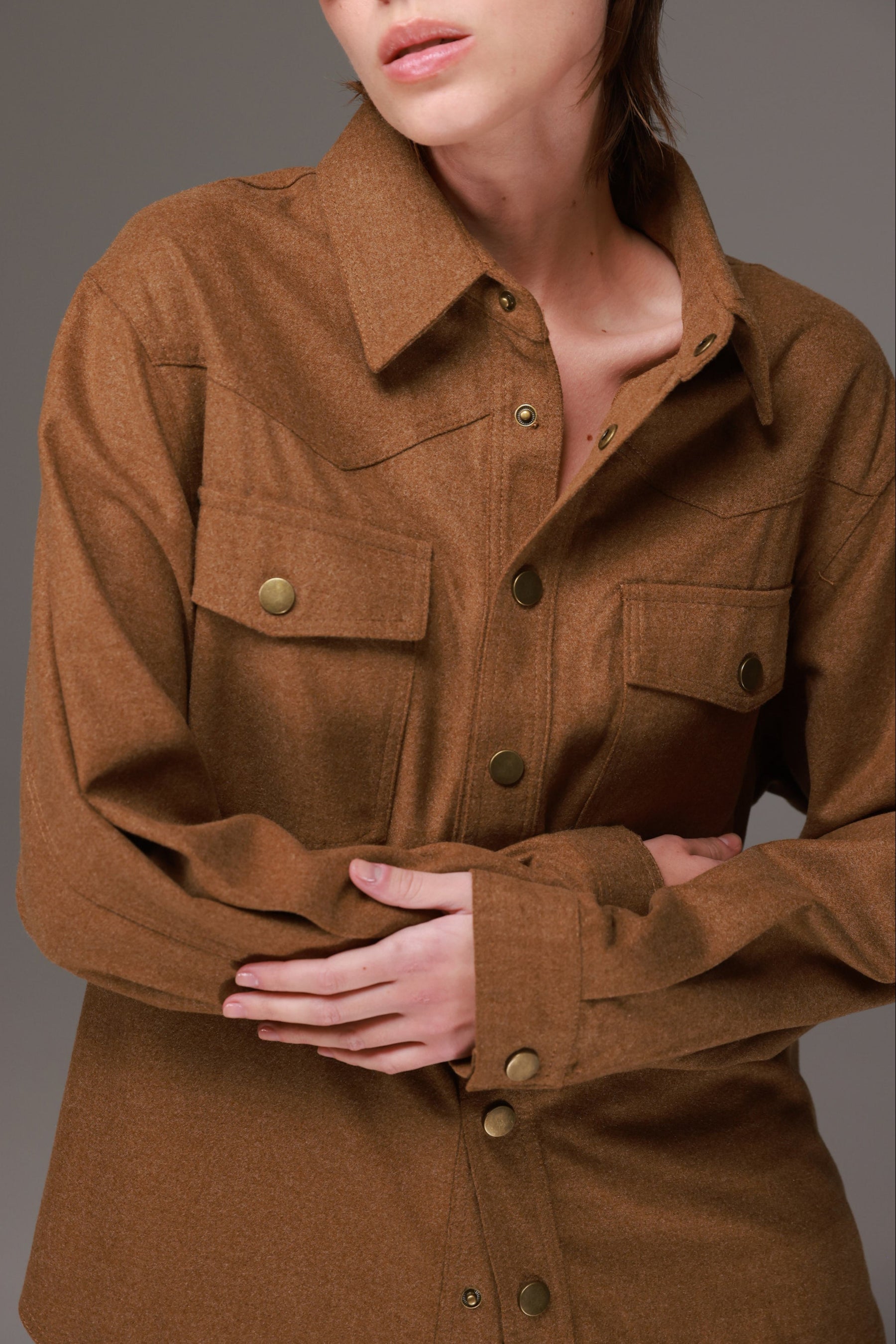 חולצת שיינה מכופתרת חומה