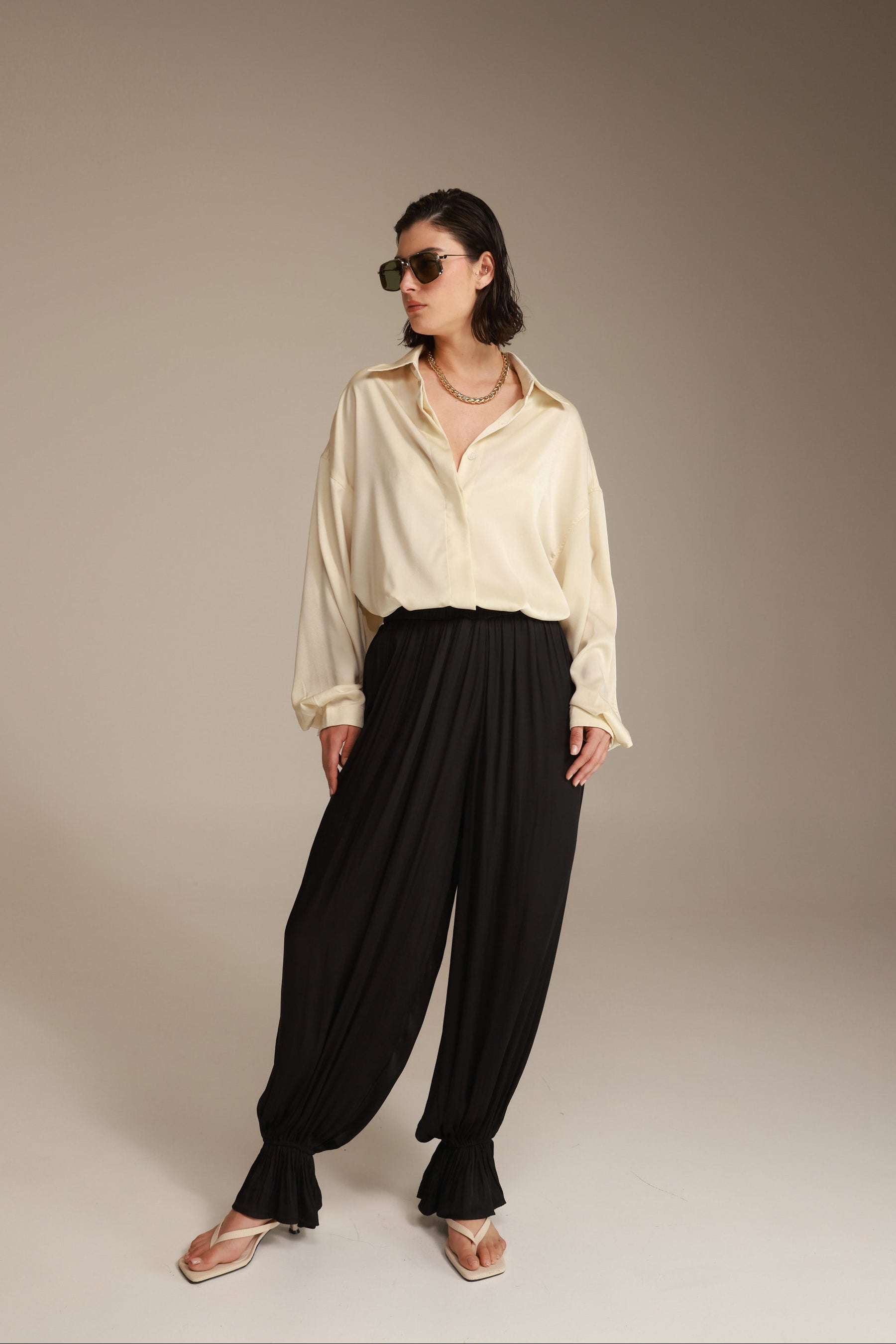 חולצת פיה מכופתרת שמנת