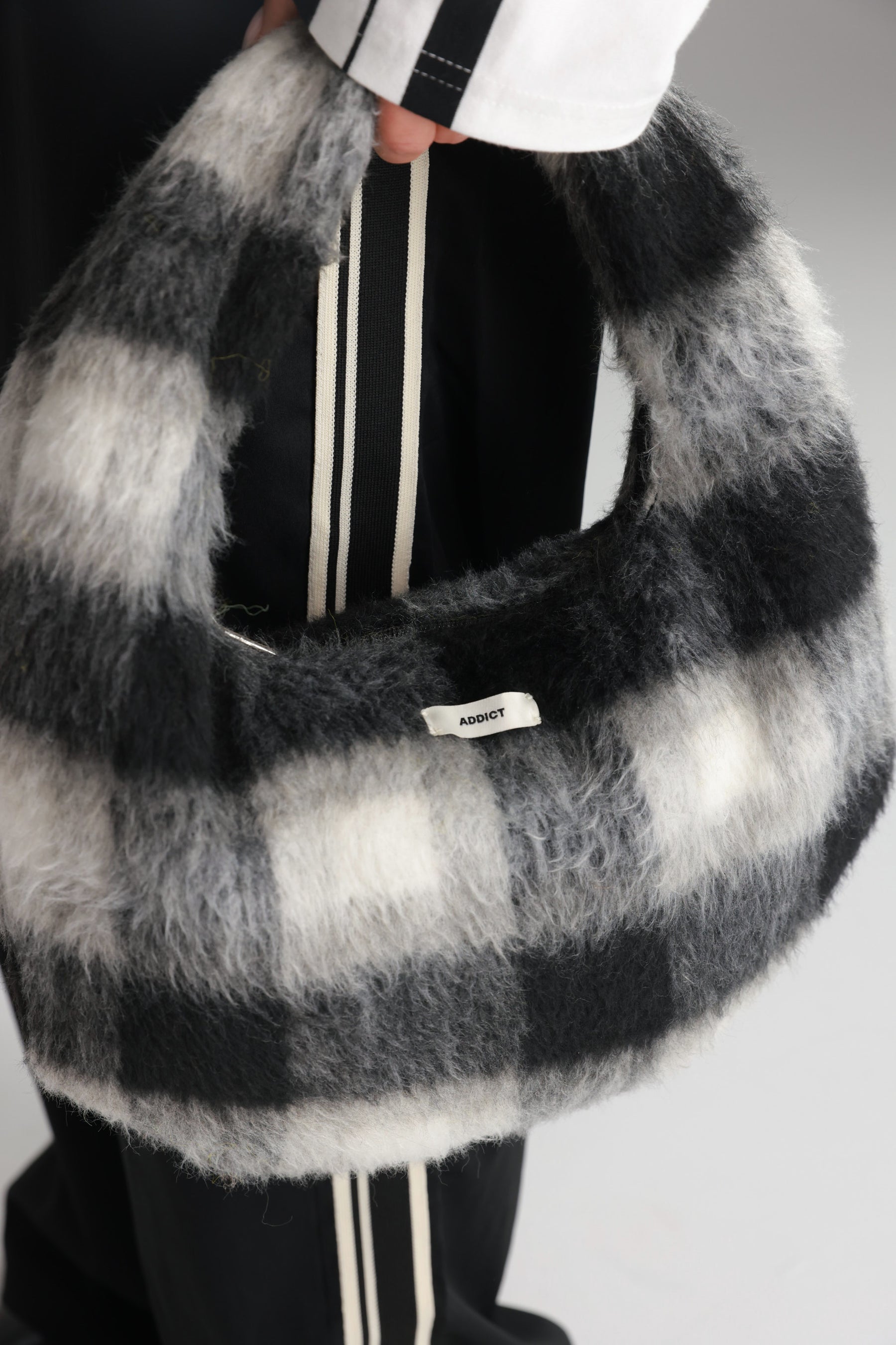 תיק איזבל משבצות שחור