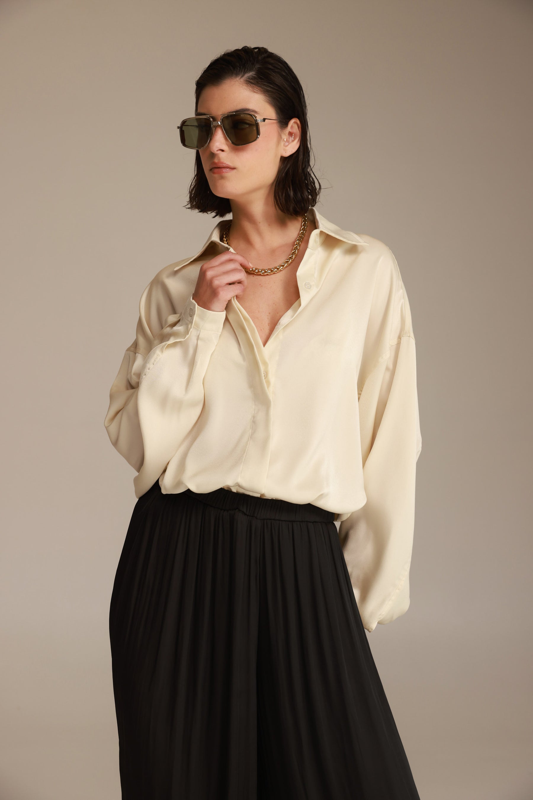 חולצת פיה מכופתרת שמנת